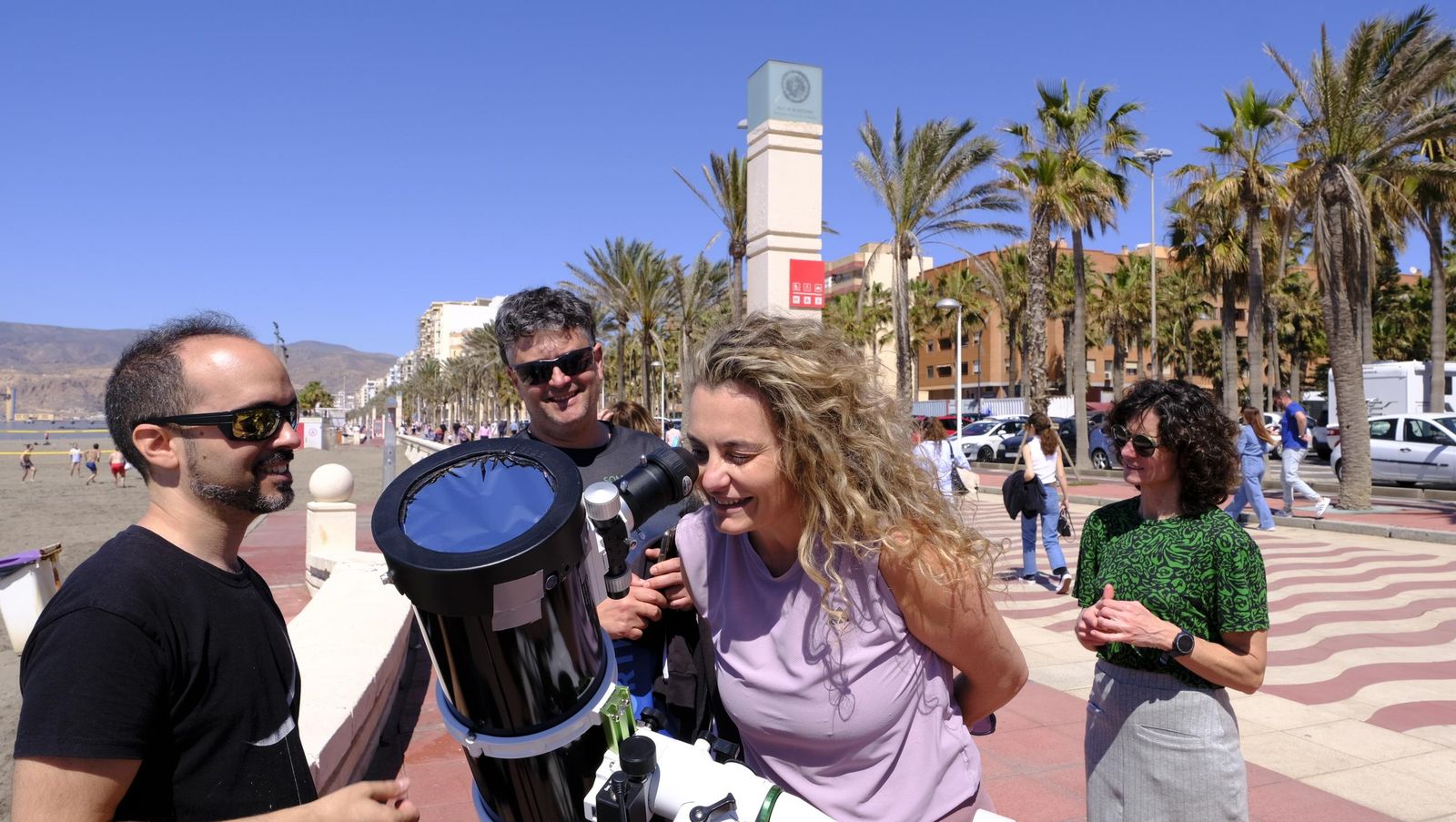 Almería observa el eclipse solar desde el Paseo Marítimo, en imágenes