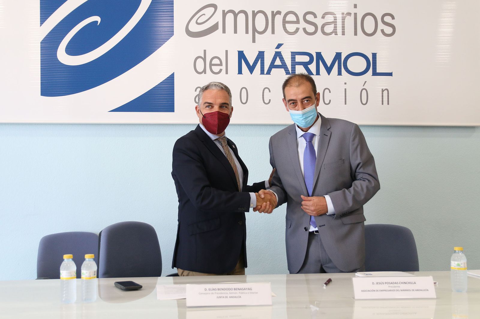 Las imágenes de la visita de Bendodo a Cosentino y la firma de la adenda con Extenda y la AEMA