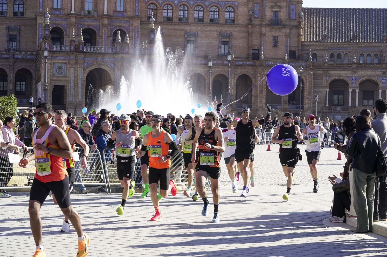 El Zúrich Maraton de Sevilla 2026 en la Plaza de España, galería 1