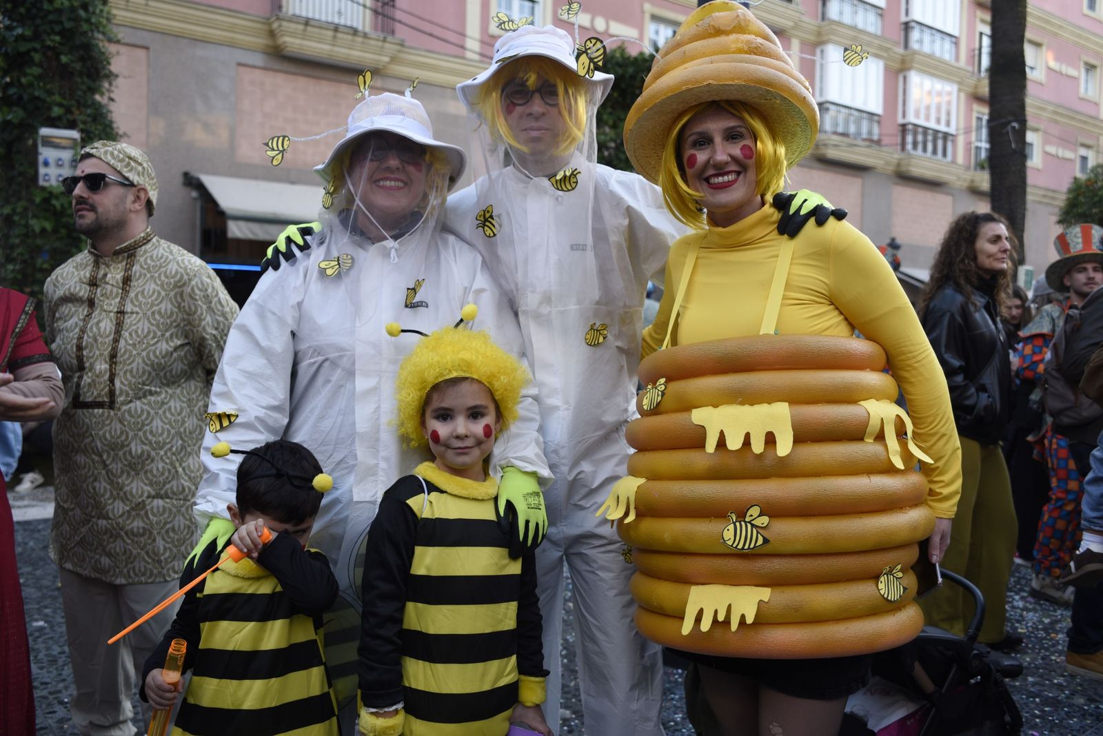 Búscate en las fotos de la fiesta en la calle del sábado en el Carnaval de la Concha Fina de La Línea