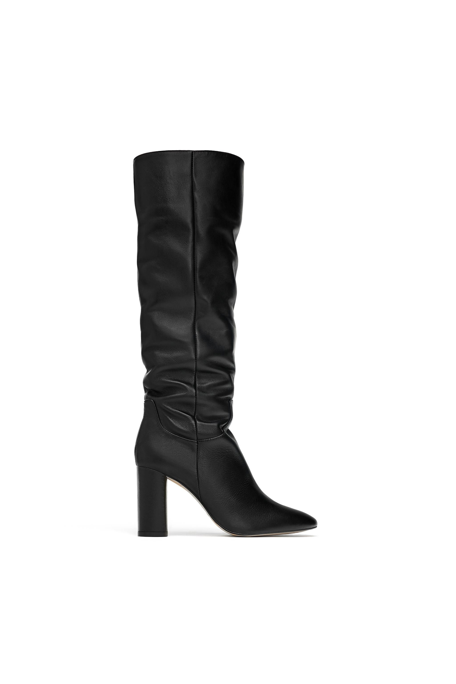 Botas altas: de piel negra y arrugadas en los tobillos. De Zara. Los mejores zapatos de tendencia esta temporada