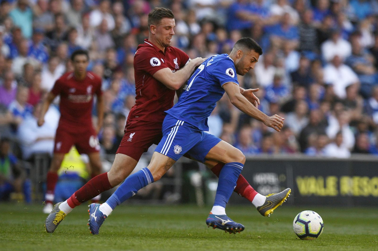 Camarasa intenta marcharse de Henderson.
