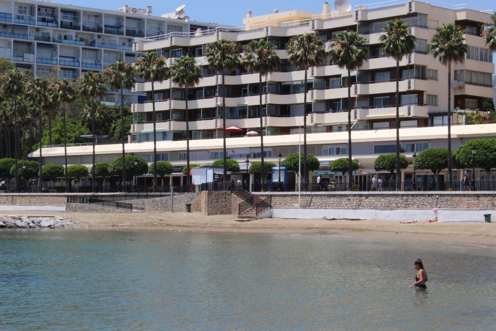 Fotos de las playas de Marbella, con los primeros bañistas de la fase 2