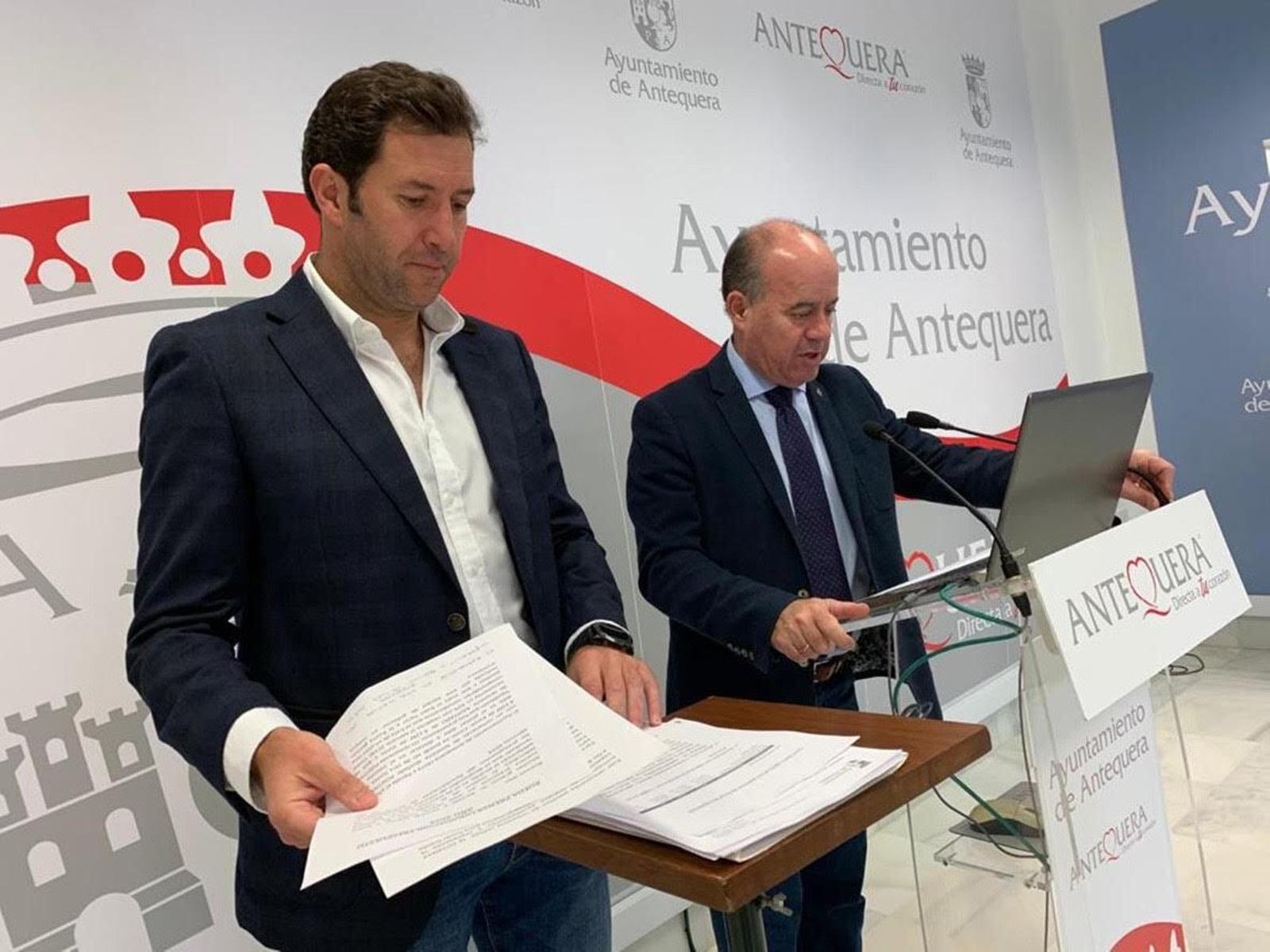 El alcalde de Antequera compareciendo junto al delegado municipal de Hacienda.