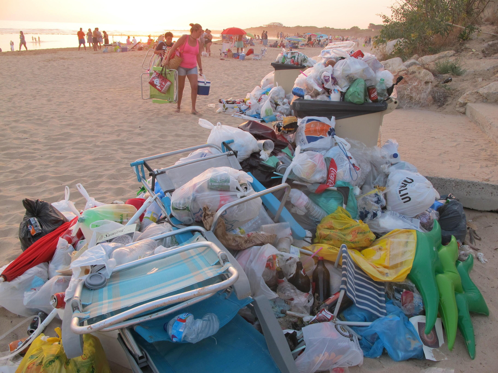 Aspecto que presentaba una de las papeleras de Zahora el martes pasado.