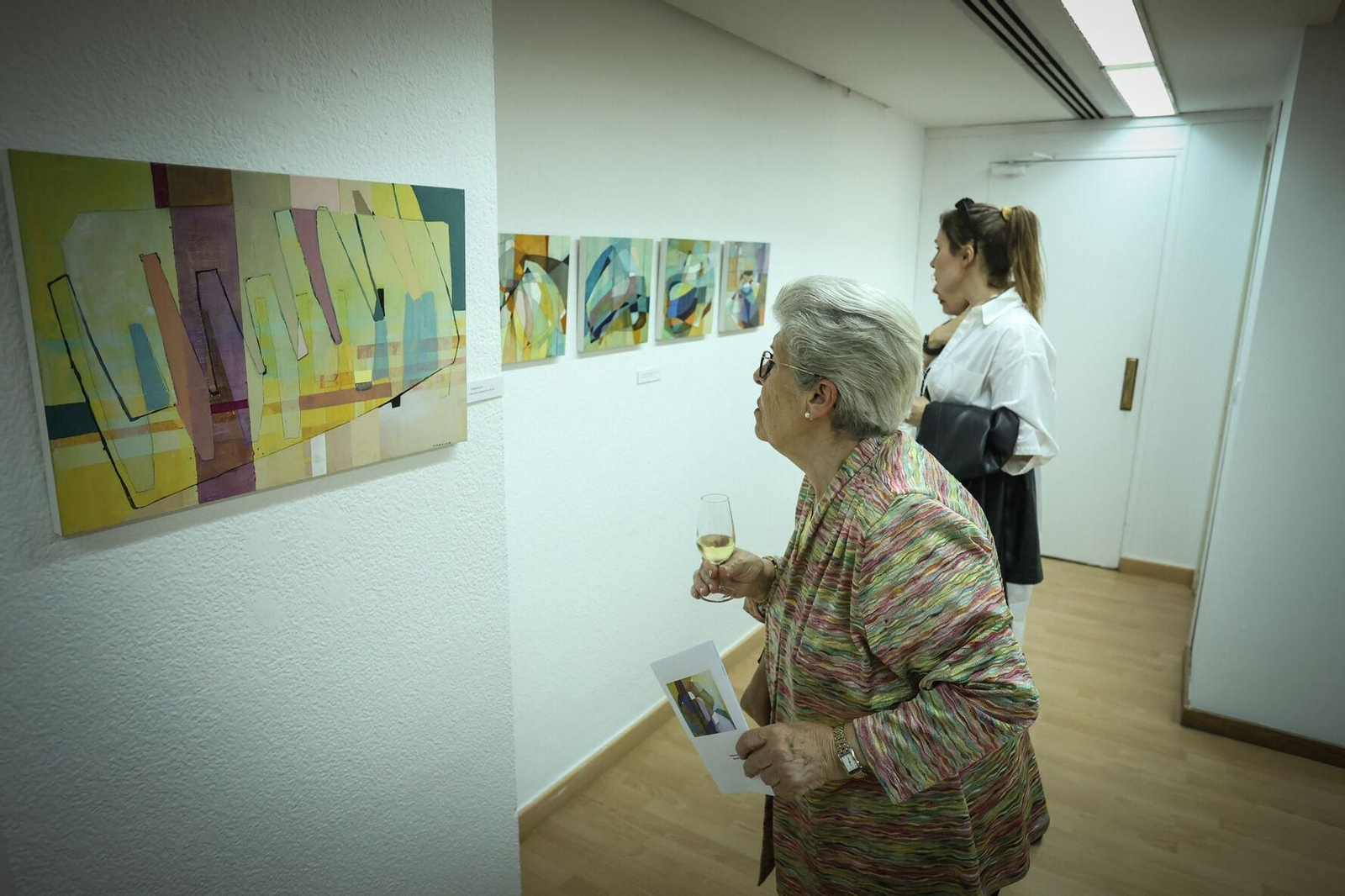 Un mujer observa algunas de las obras que se pueden ver en la muestra. Un mujer observa algunas de las obras que se pueden ver en la muestra.