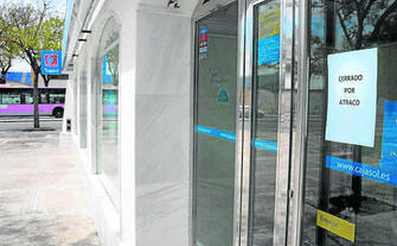 La sucursal de Jerez atracada ayer, que cerró sus puertas.