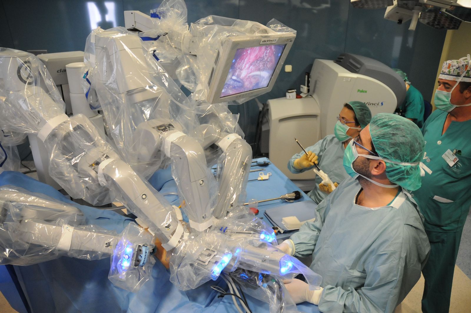 Un equipo de profesionales, durante una operación asistida por un robot quirúrgico.