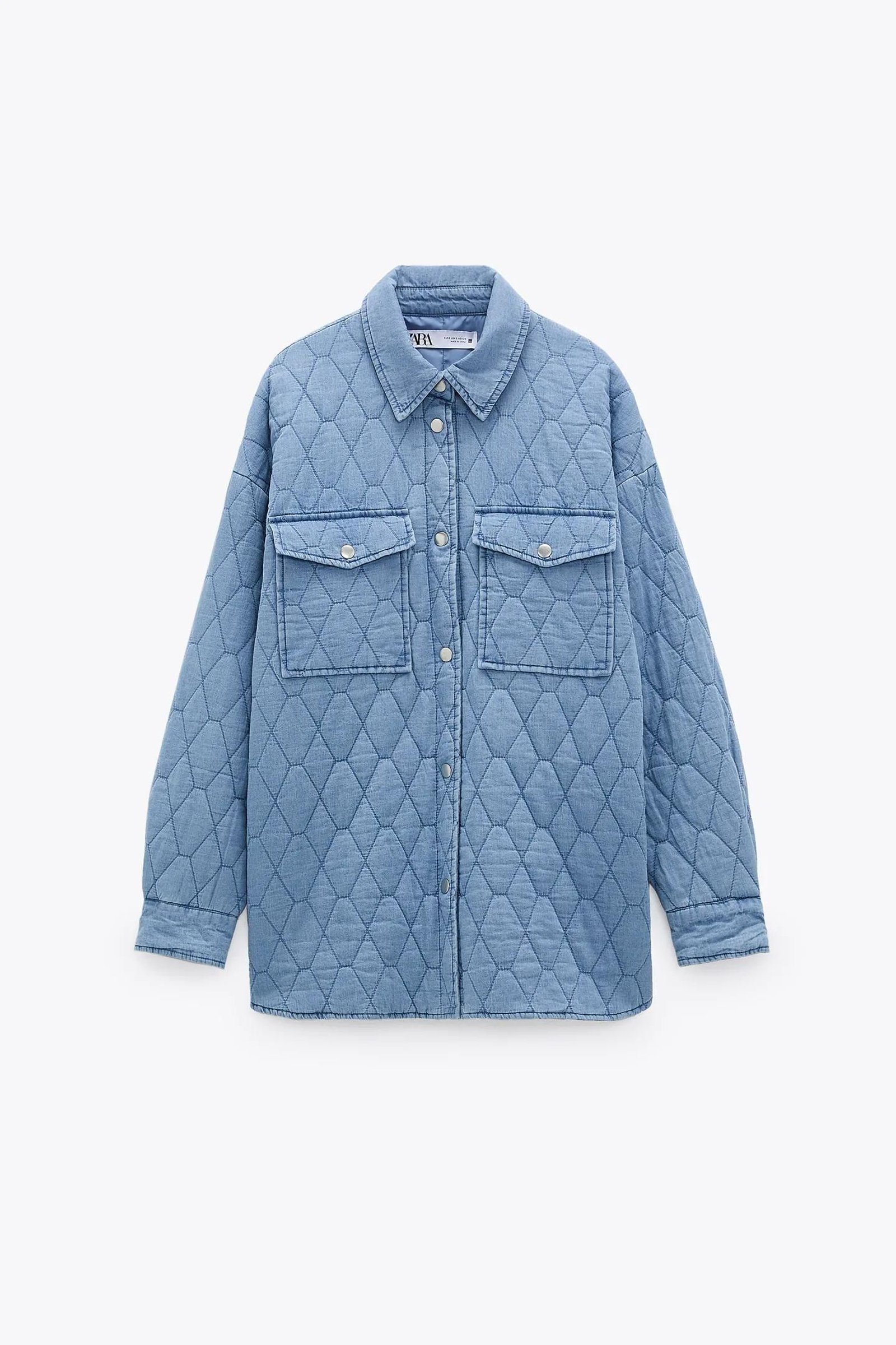 Cazadora acolchada en tejido 'denim' de Zara.