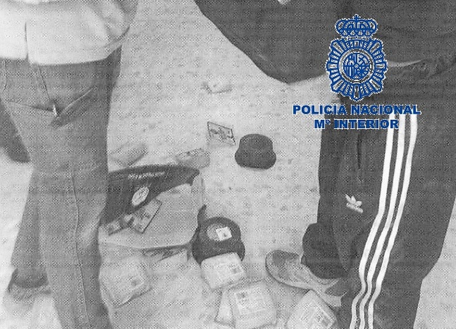 Artículos intervenidos al presunto responsable del robo.