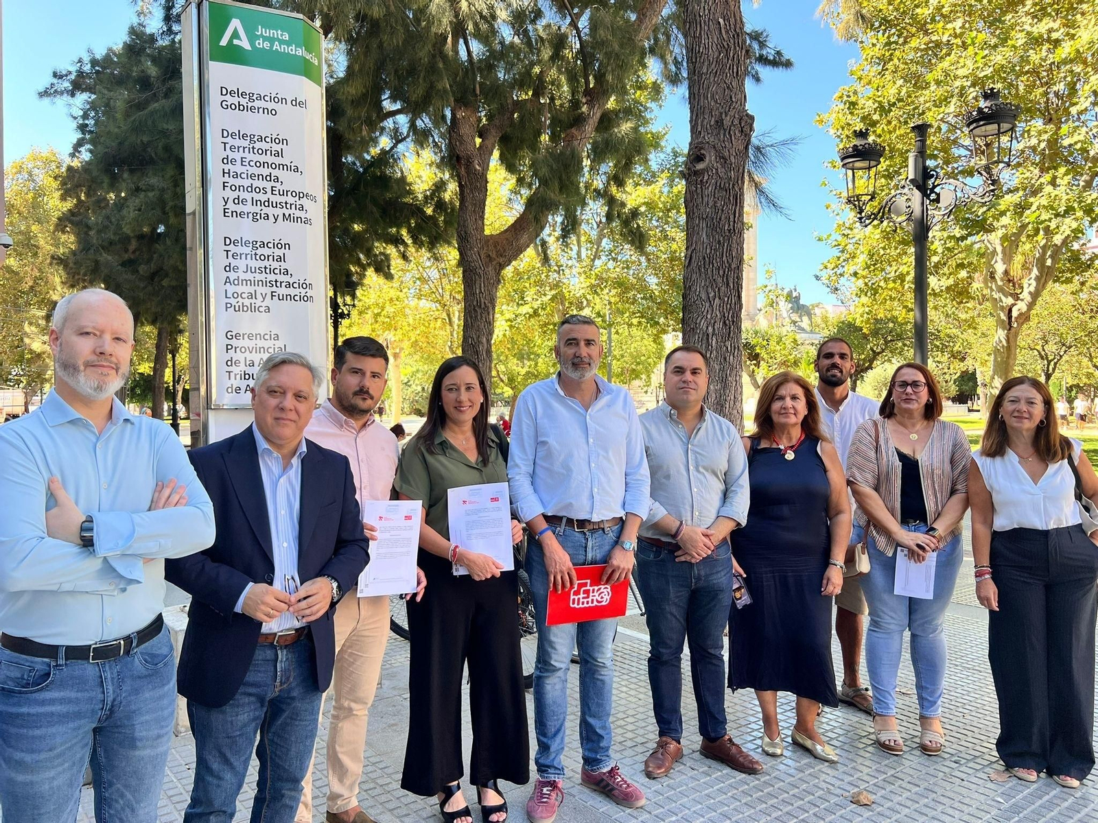 Arrabal y Pizarro, junto a varios representantes del PSOE.
