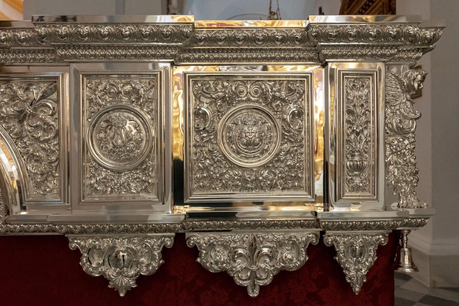 Los espectaculares nuevos faldones de la Carreta de Plata de la Hermandad del Rocío de Villamanrique