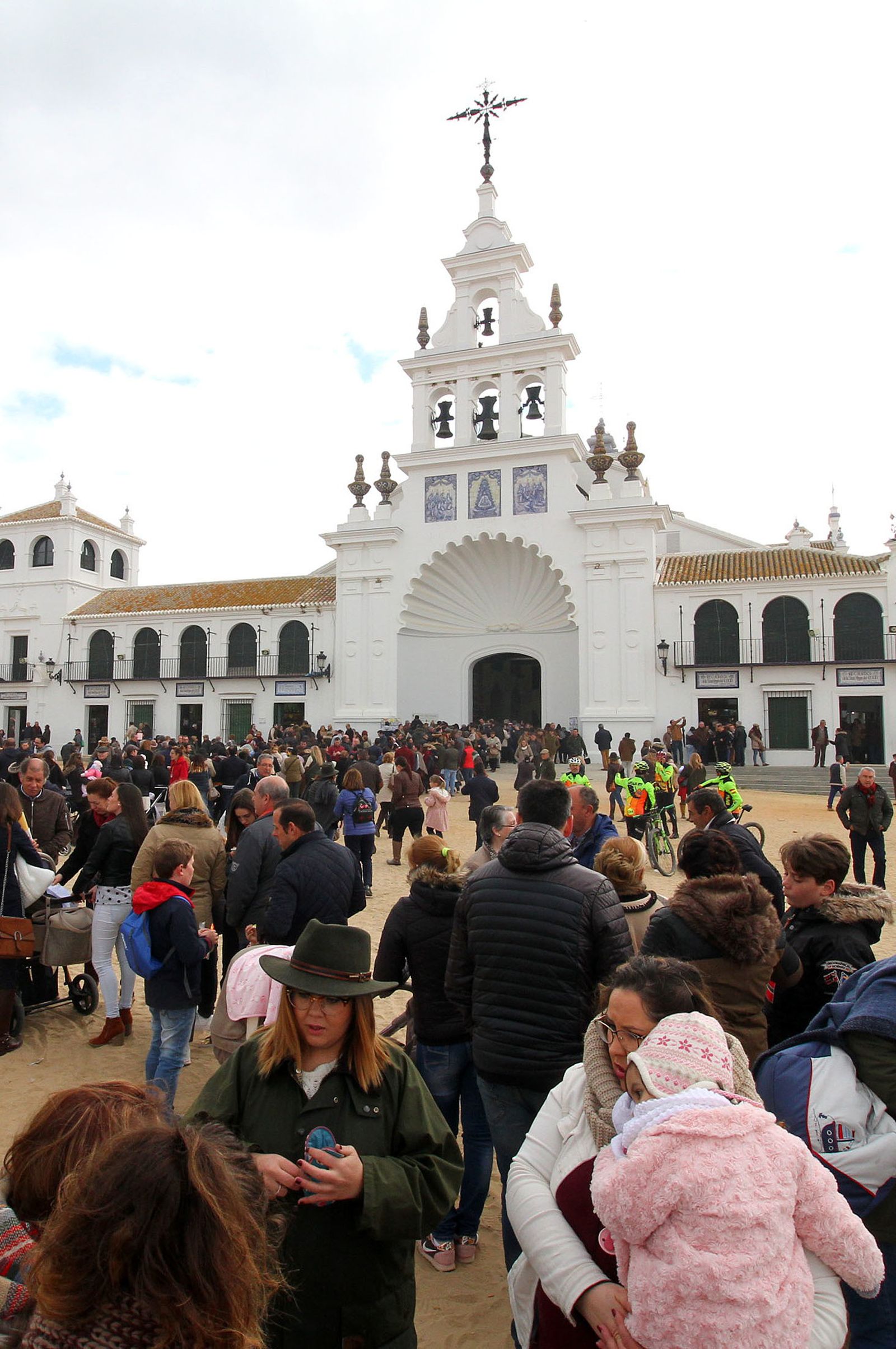 El Rocío celebra La Candelaria con la presentación de los niños a la Virgen, en imágenes