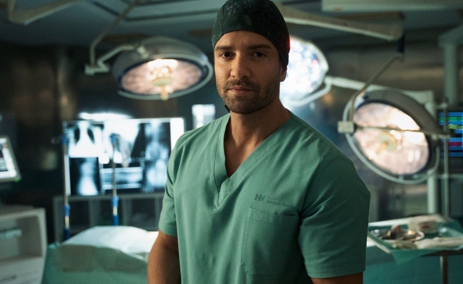 Pablo Alborán como cirujano en la serie 'Respira', en la imagen compartida en redes por Netflix