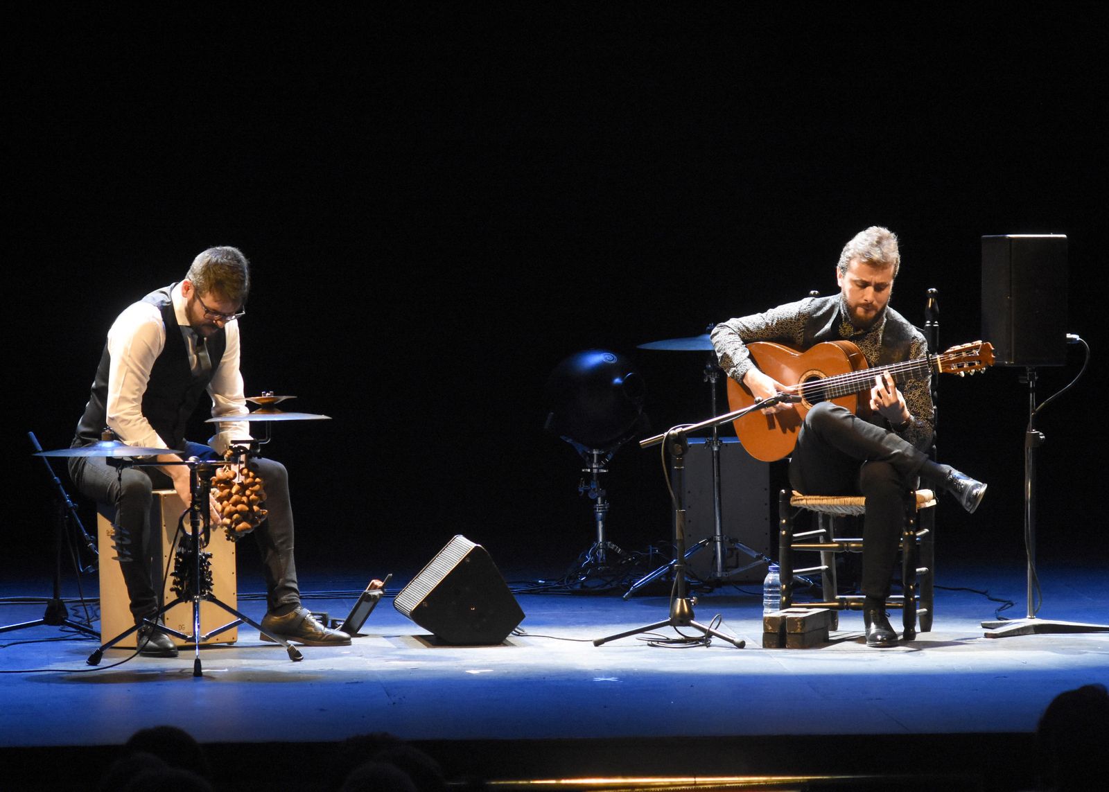 Jesús Guerrero, acompañado a la percusión por Pakito González.