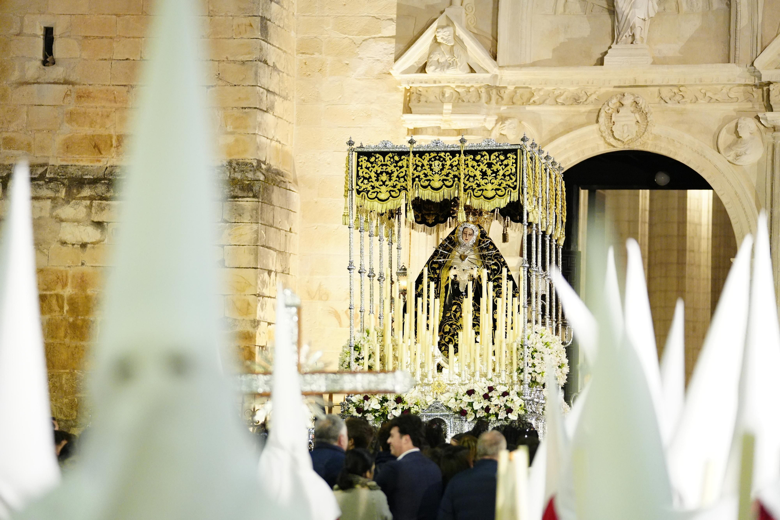 LUCENA. Los Dolores (Servitas) Martes Santo en Lucena: Las procesiones del Carmen, Servitas y Amor y Paz, en imágenes