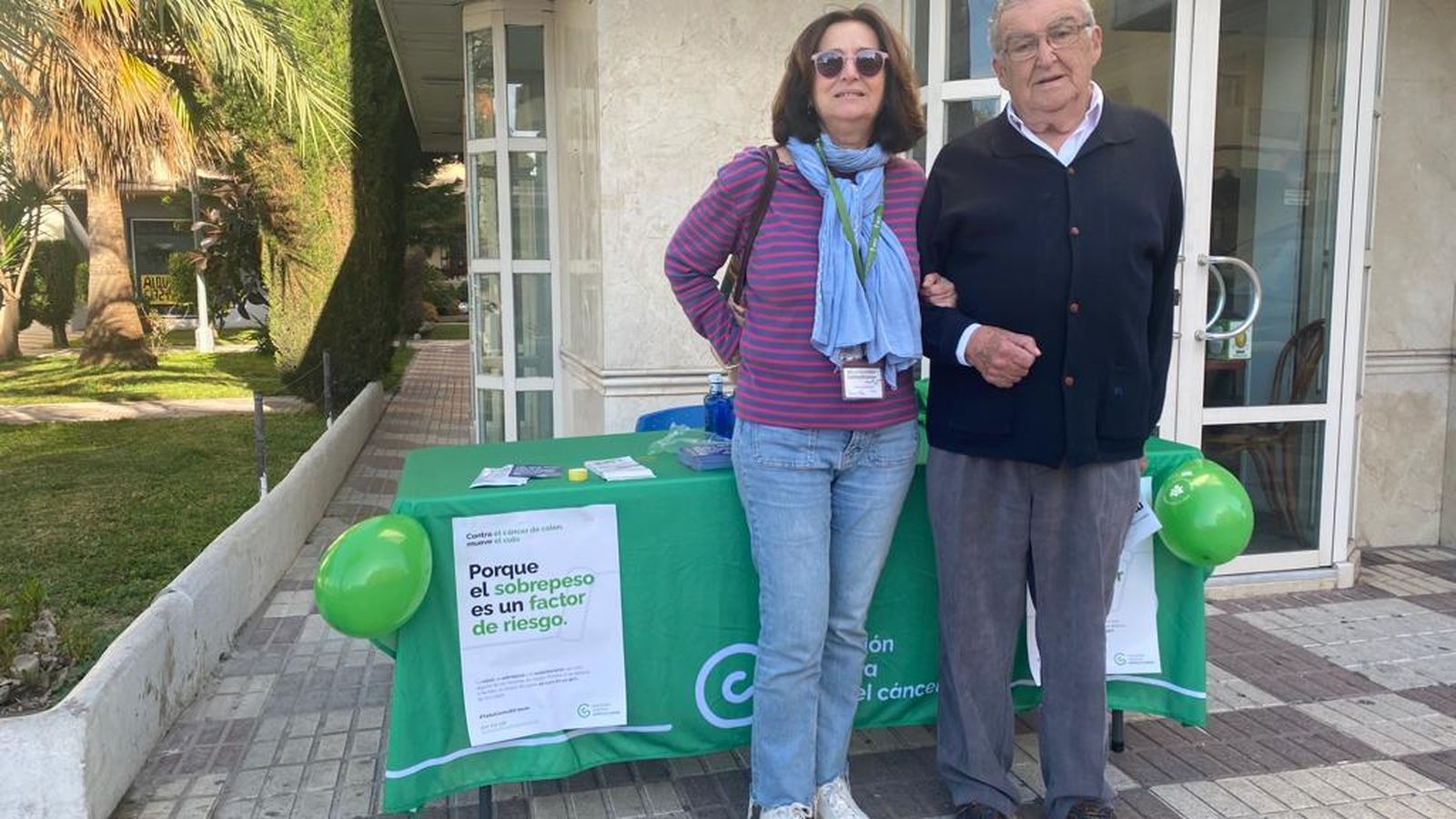 Dos voluntarios, este viernes en la Plaza de la Noria.