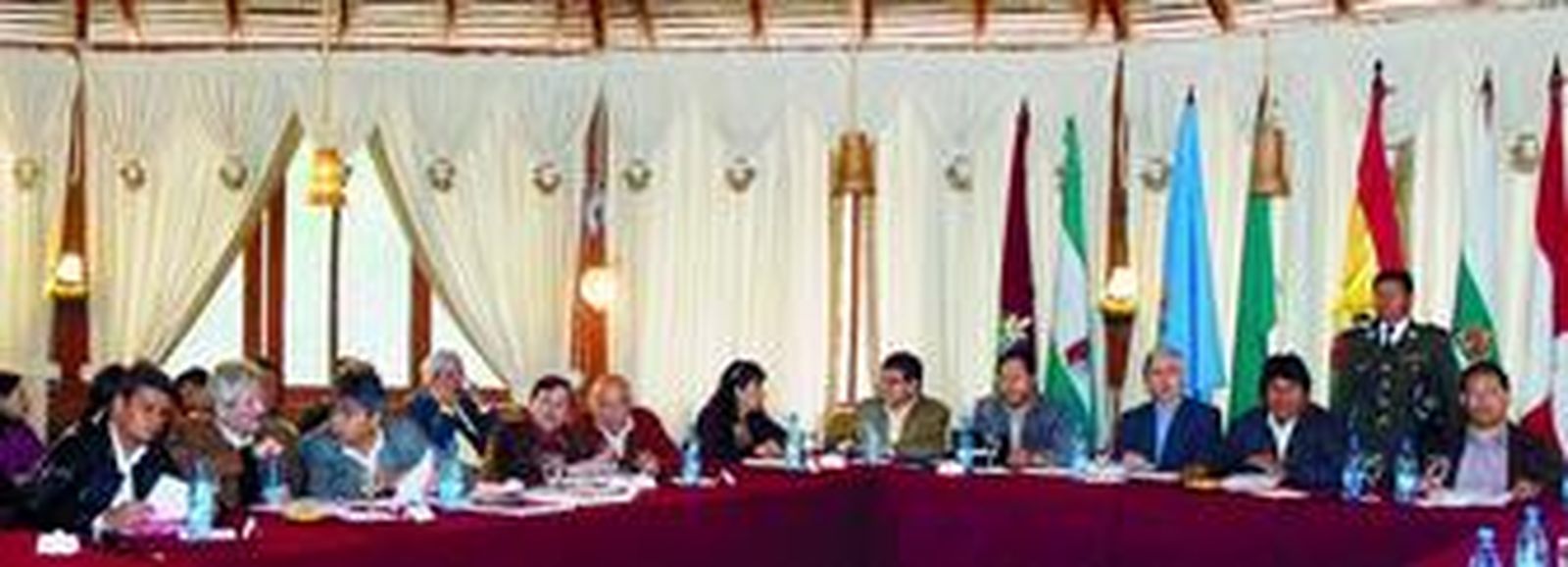 Reunión a puerta cerrada entre el Gobierno de Evo Morales y los gobernadores opositores que acabó sin acuerdos, el domingo en Cochabamba.
