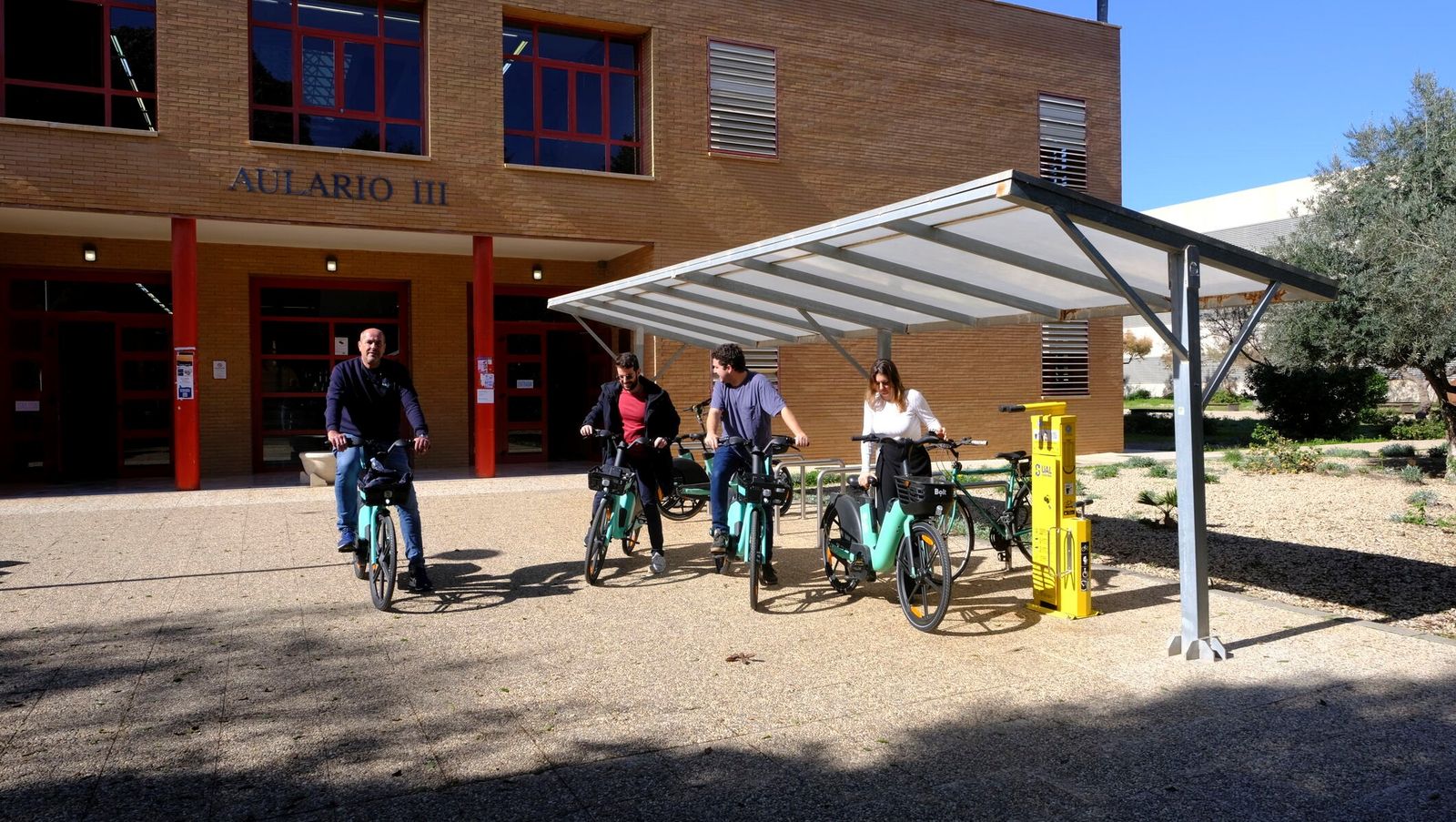 Bicicletas eléctricas del servicio de alquiler en la Universidad.