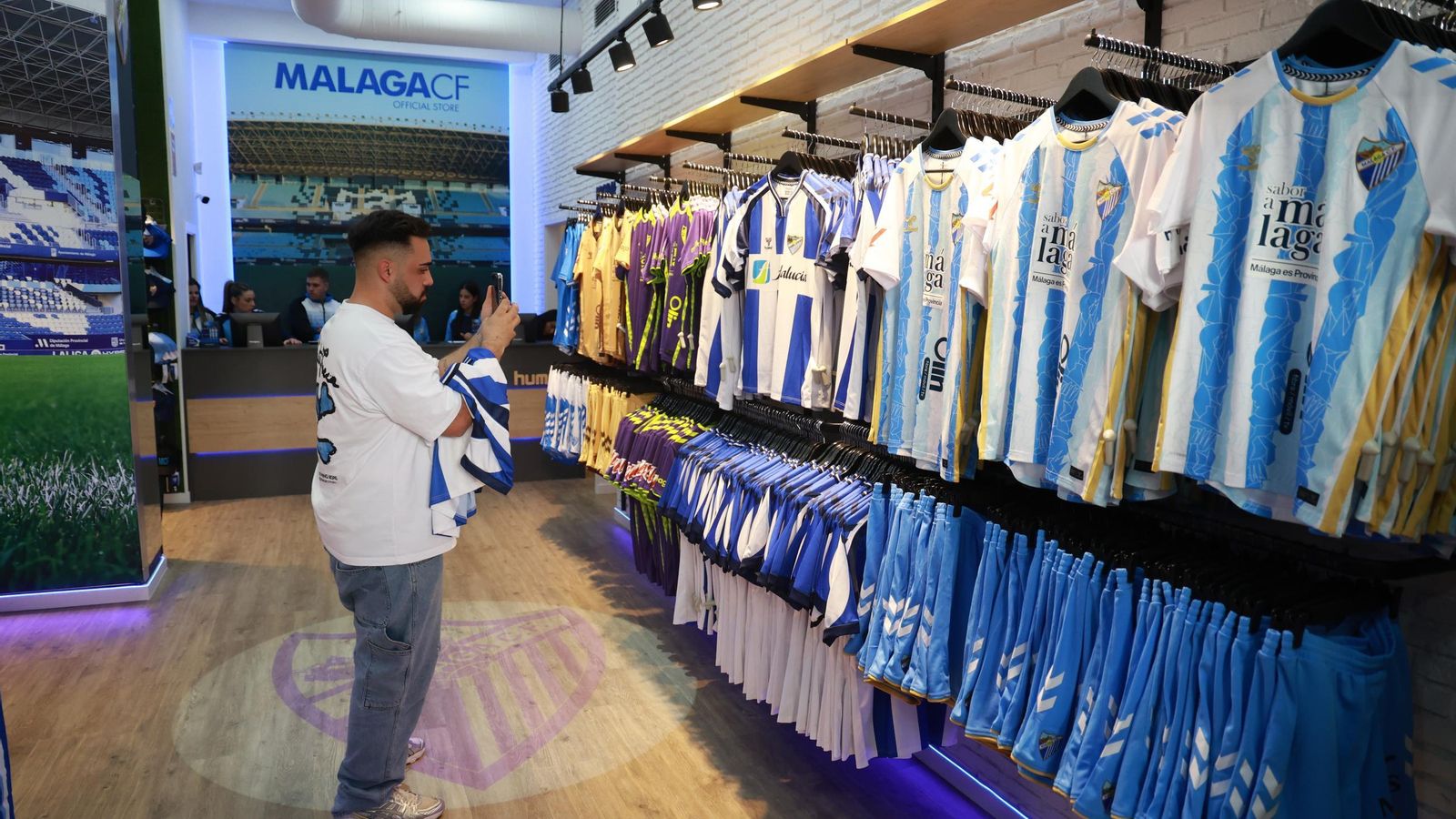 La tienda del Málaga CF en Calle Larios, en fotos