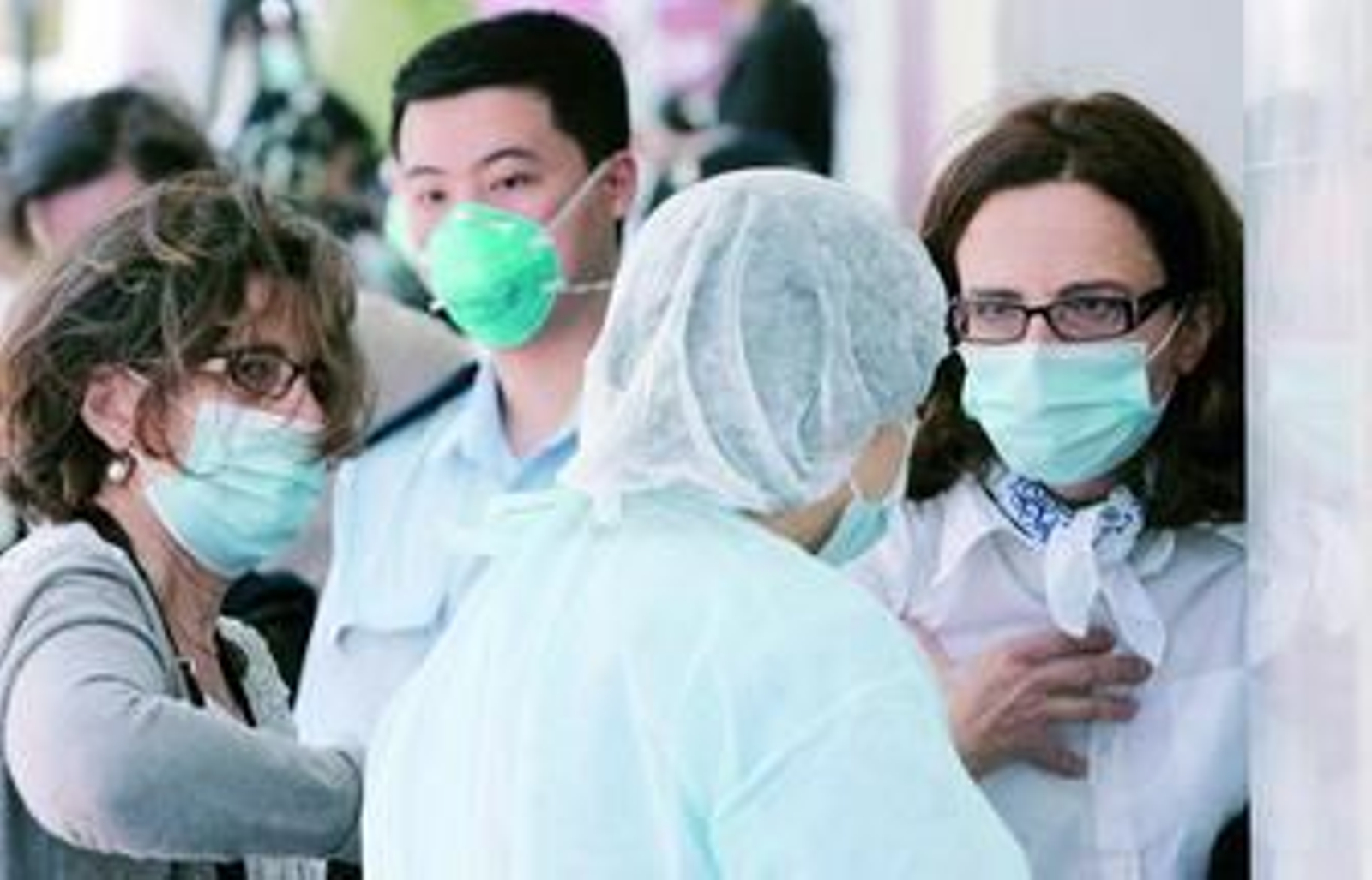 Personal sanitario atiende a los turistas en cuarentena del Hotel Metro Park.