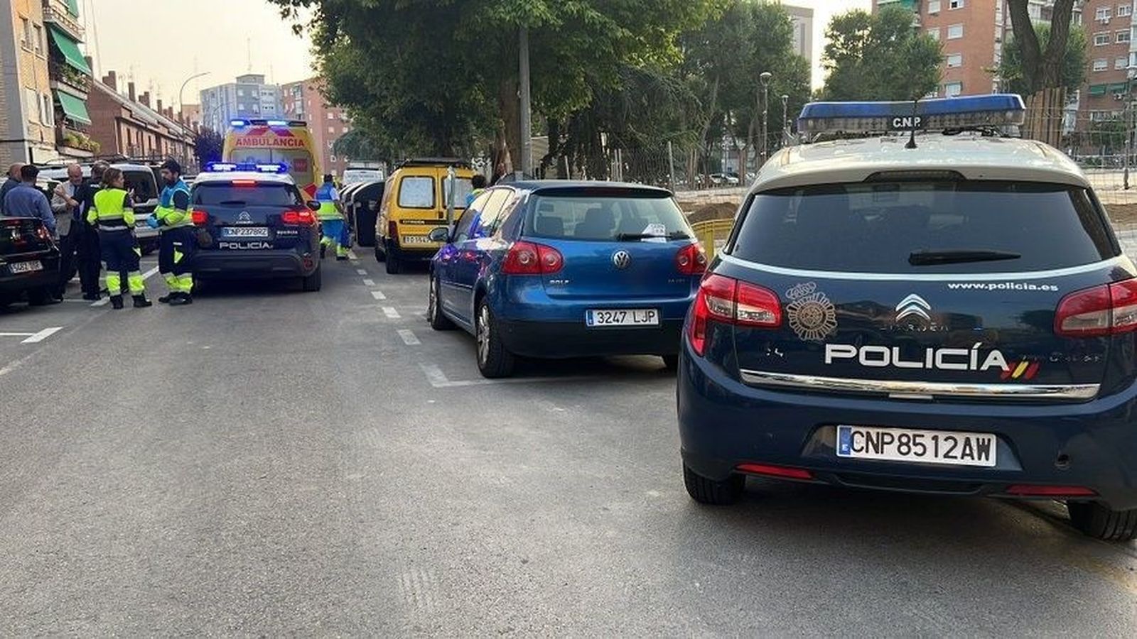 Policías junto a la vivienda de Móstoles en la que se produjo el apuñalamiento.