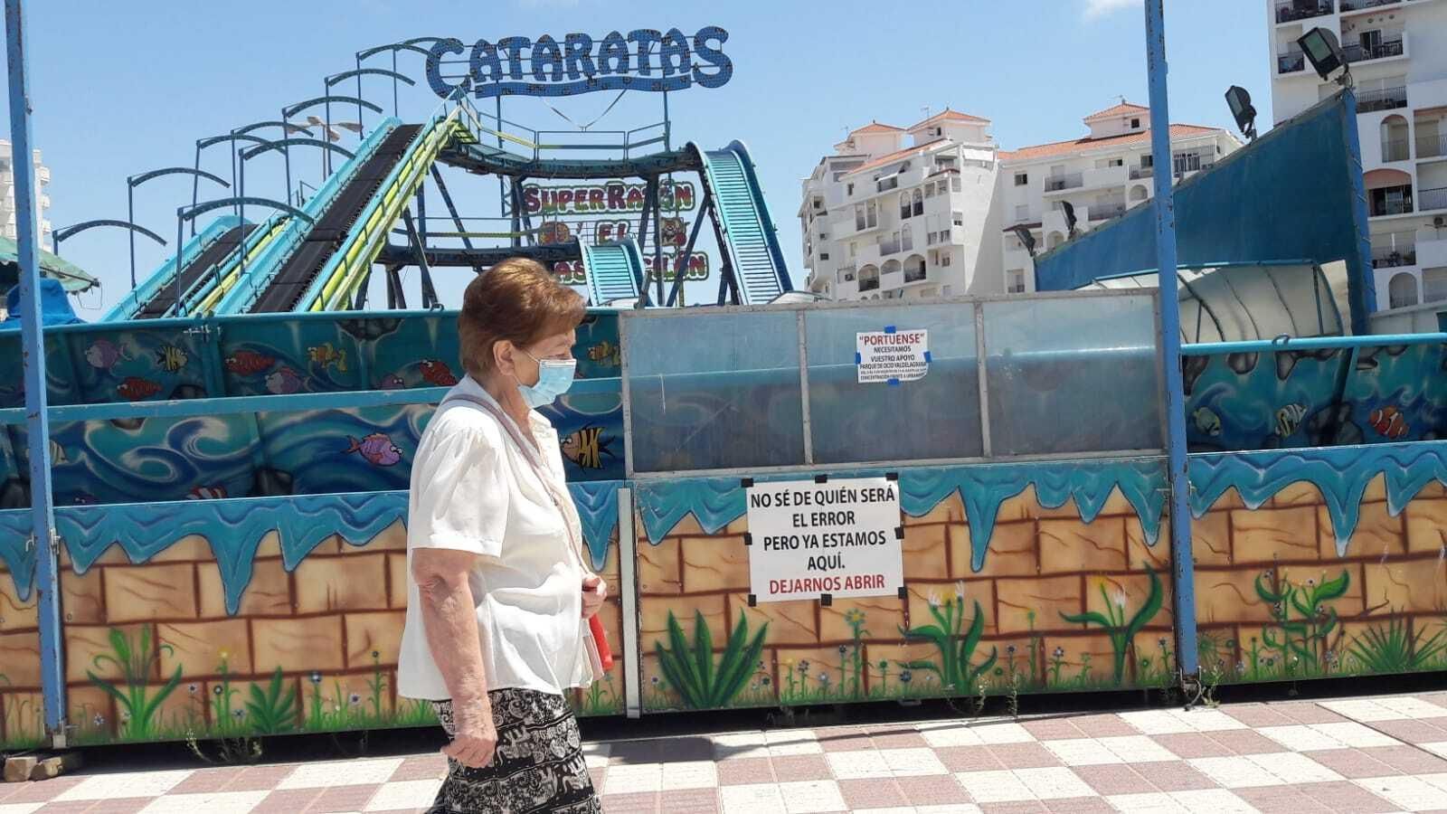 Un cartel junto a las atracciones se pregunta de quién ha sido el error.