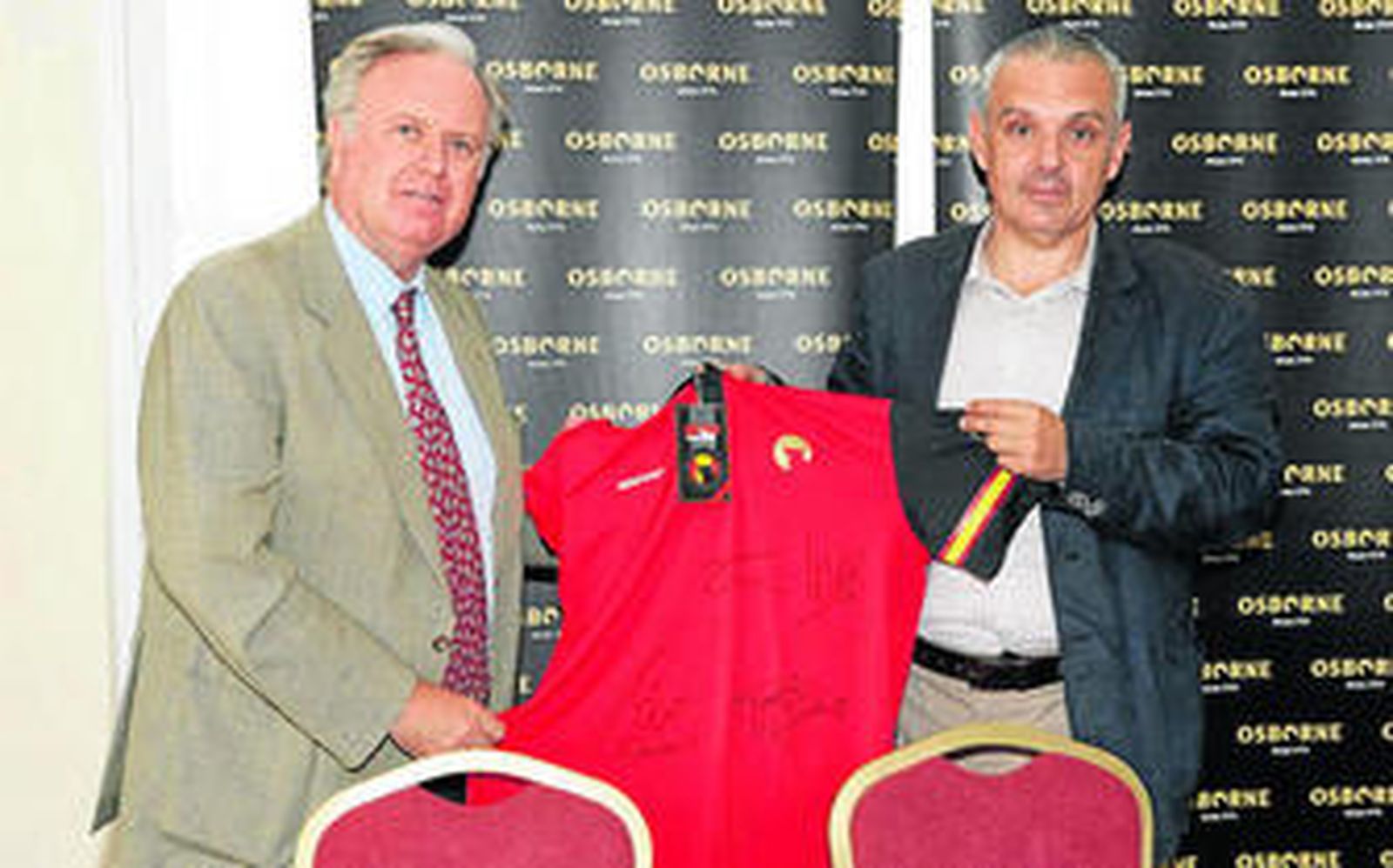 Tomás Osborne y José Luis Escañuela, con una camiseta marca 'Toro Sport' firmada por el equipo de la Davis.