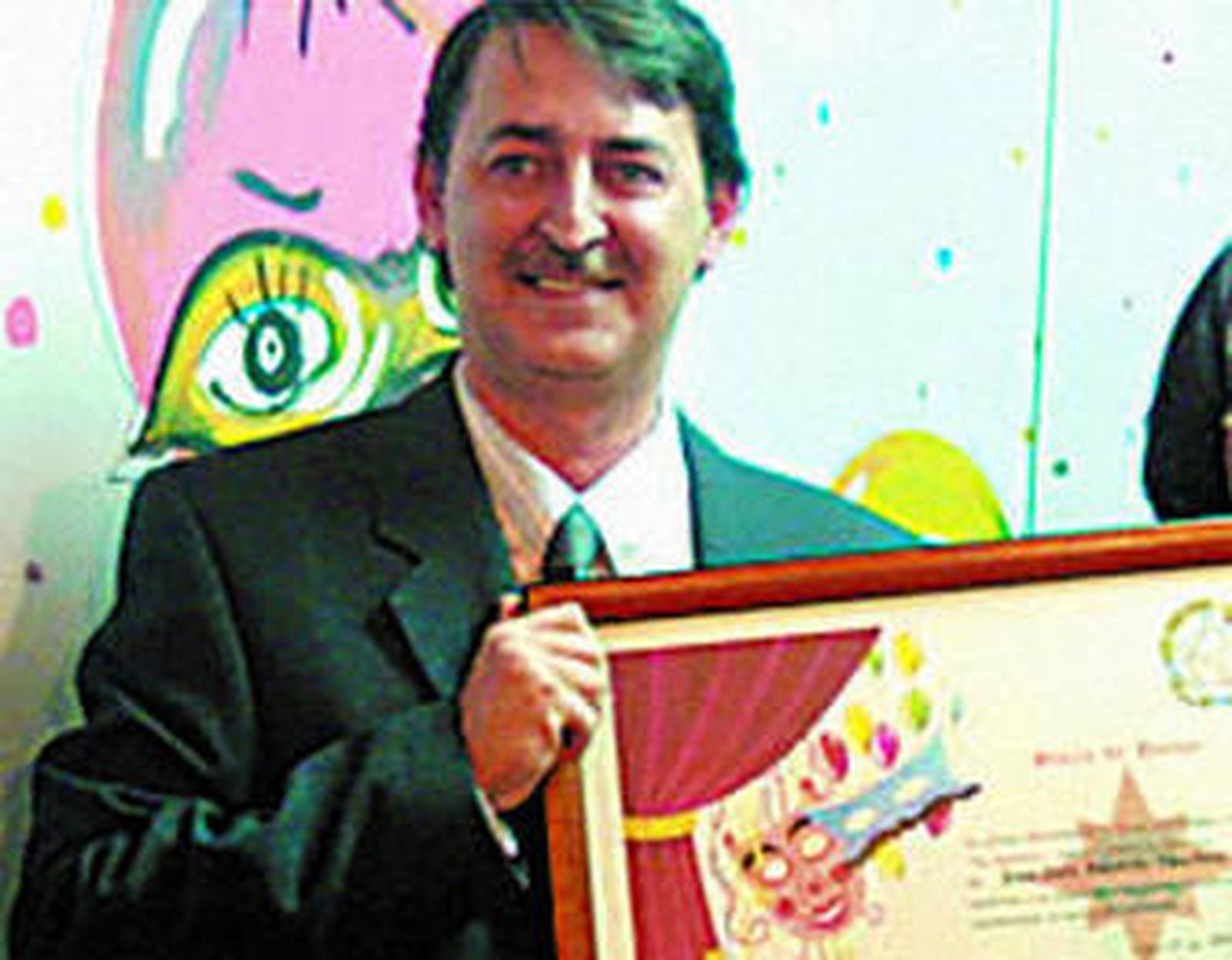 José Luis Bustelo recibe un galardón en una imagen de archivo.