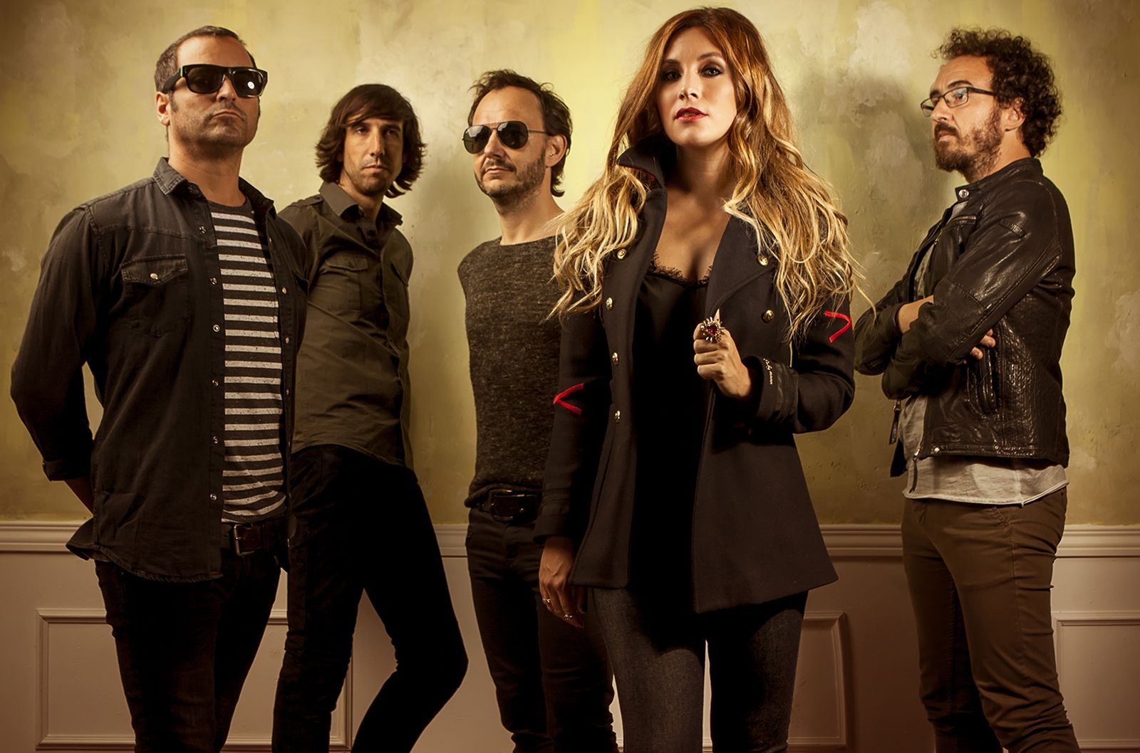 La Oreja de Van Gogh:  la cantante Leire Martínez, junto a Álvaro Fuentes (bajo), Haritz Garde (batería), Pablo Benegas (guitarra) y Xabi San Martín (teclados).