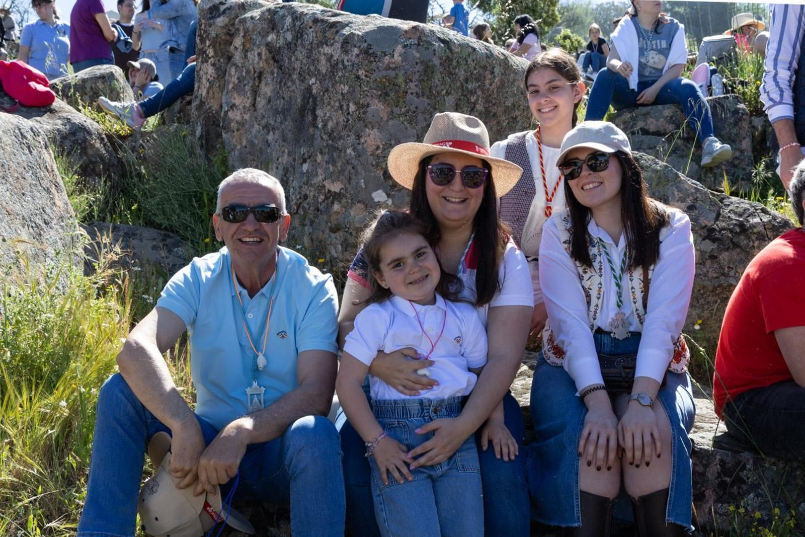 Miles de romeros acuden al encuentro de la Virgen de la Cabeza en su romería