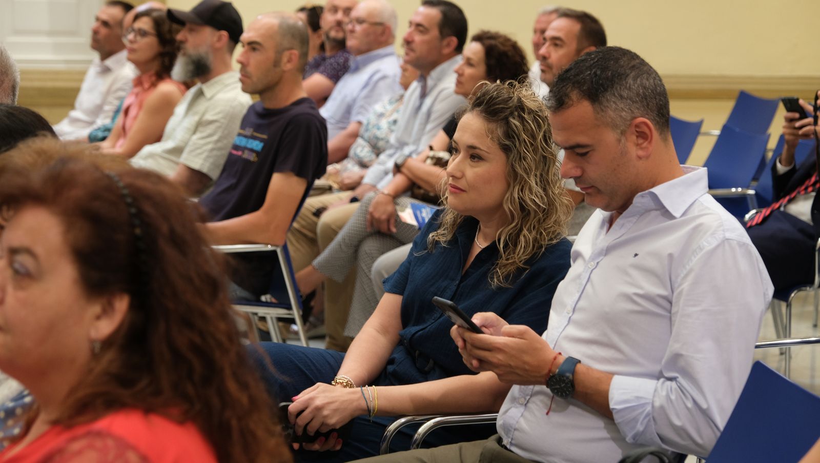 El Doctor Antonio Ríos presenta su libro 'Una Rodilla Feliz', en imágenes