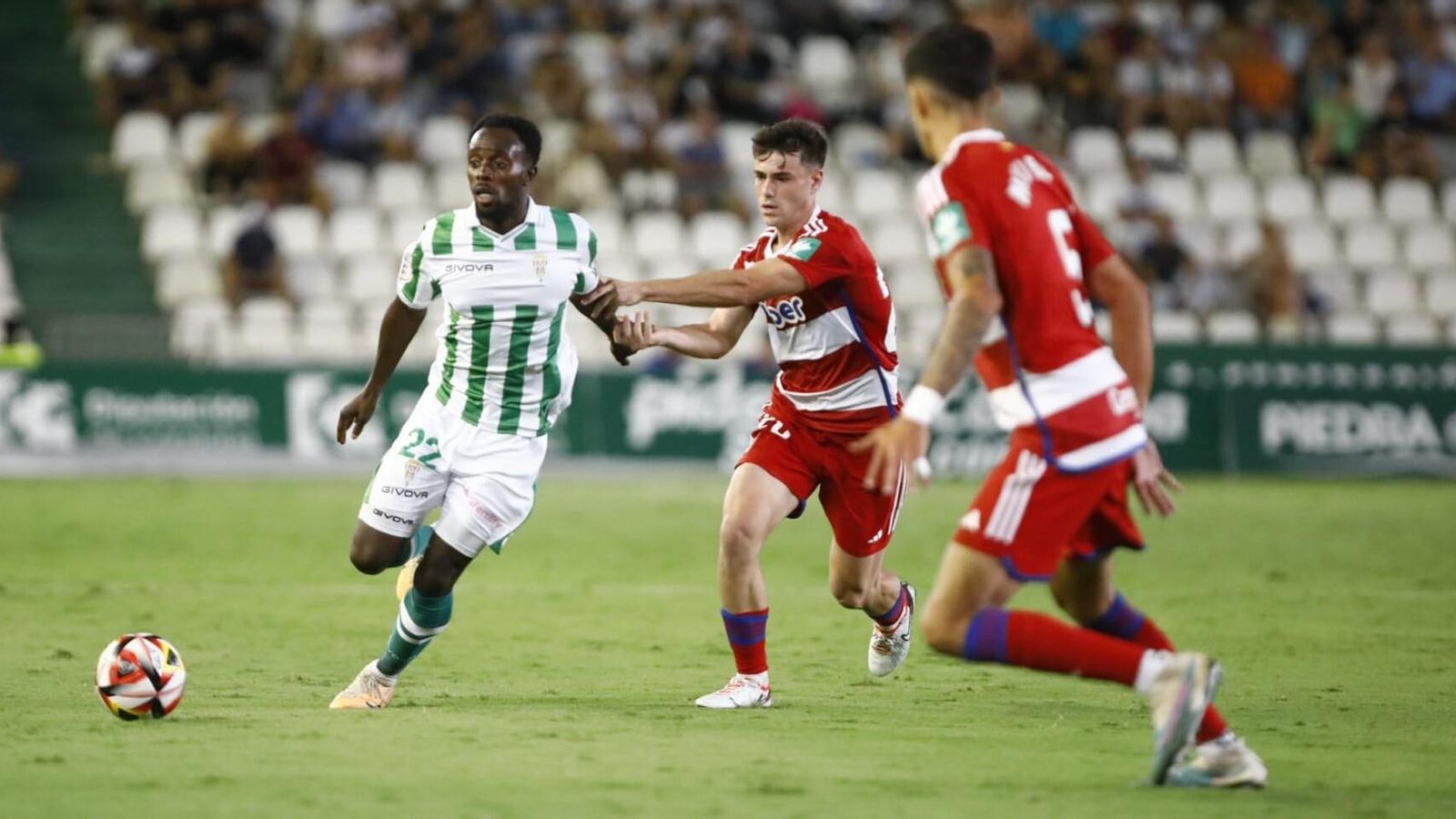 Diarra intenta zafarse de la presión de un jugador del Recreativo Granada. Diarra intenta zafarse de la presión de un jugador del Recreativo Granada.