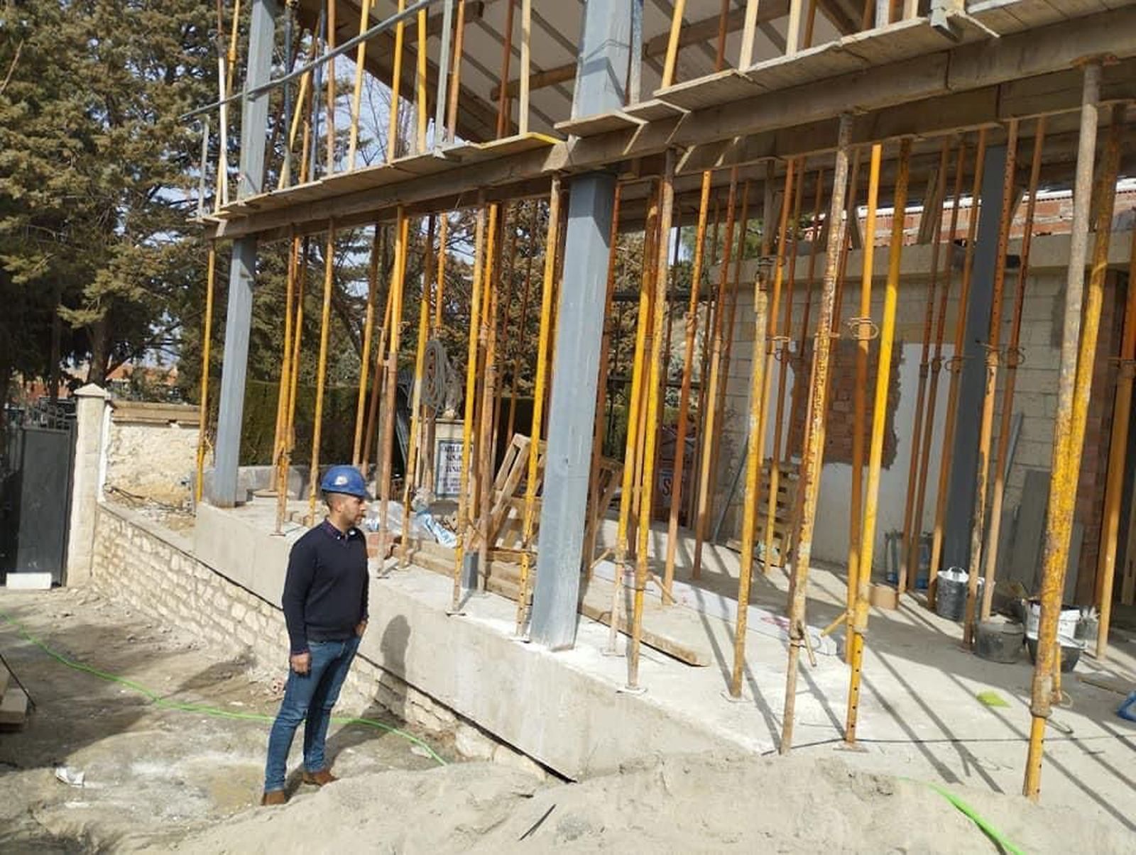 El alcalde de Otura visita las obras del nuevo tanatorio de la localidad