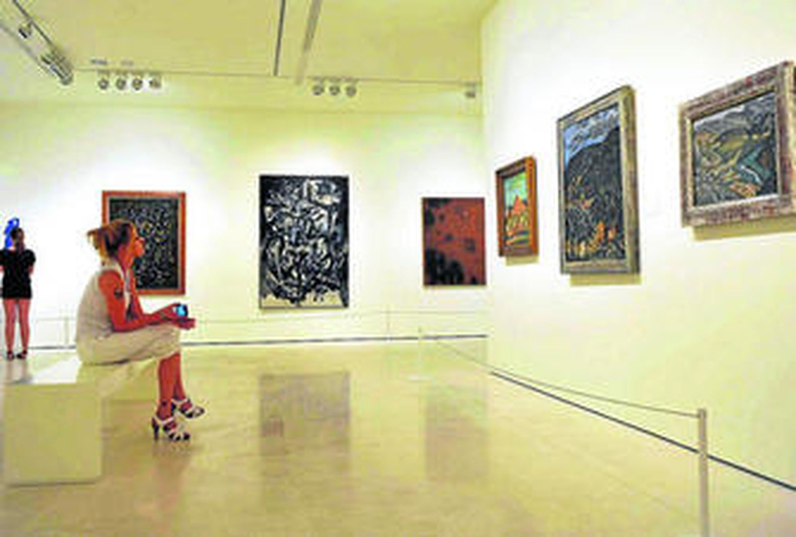 Melanie Griffith observa varias obras del Museo Thyssen.