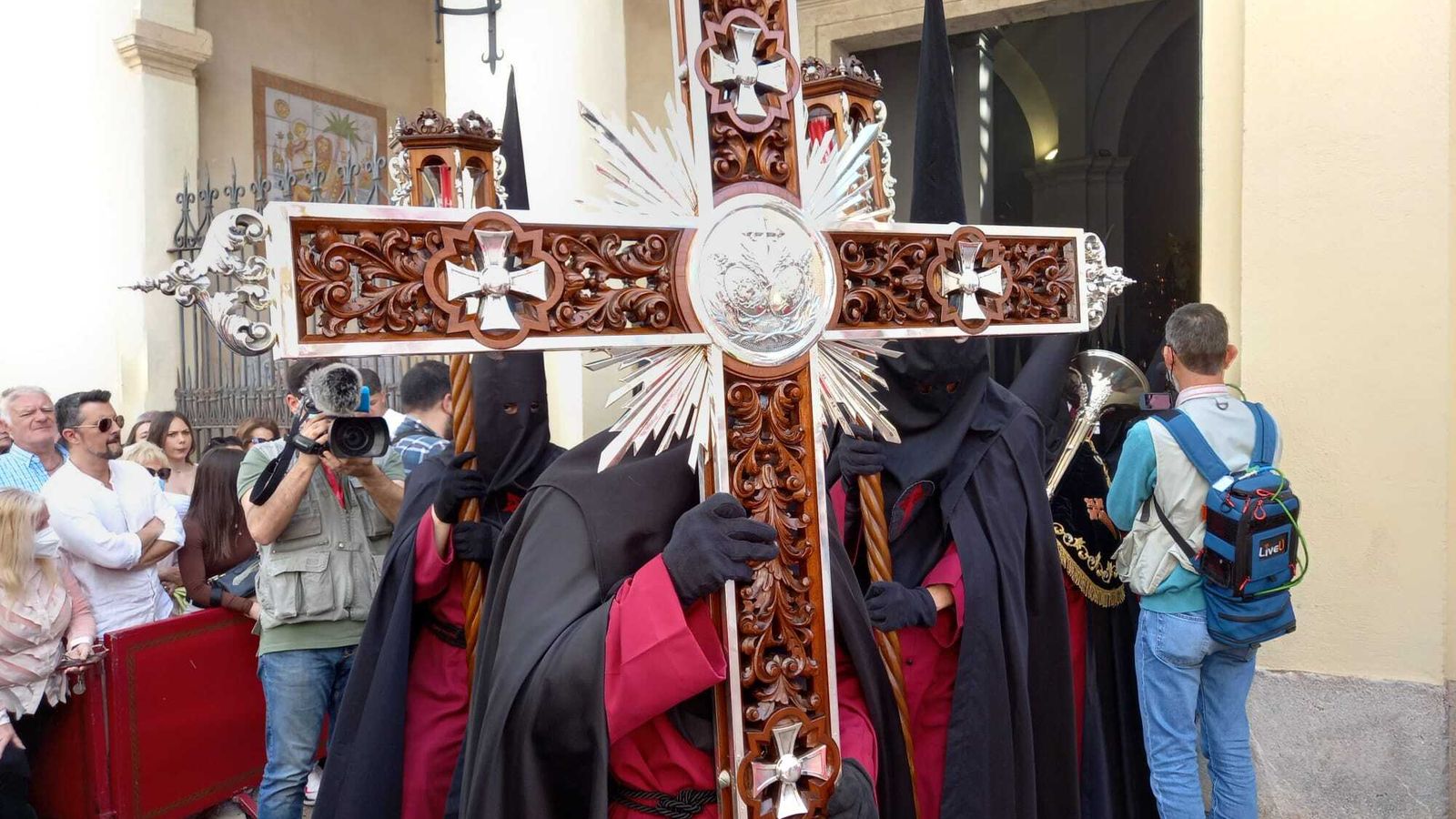 Cruz de Guía de la hermandad de Las Penas, a su salida de la parroquia de Santiago Apóstol.