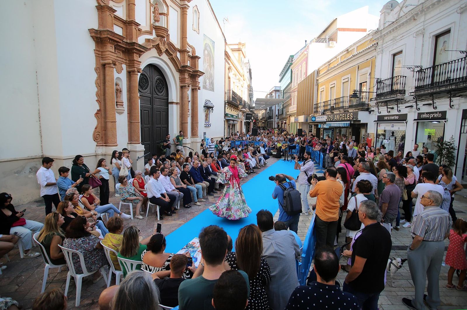 Imágenes de Huelva en blanco y azul, la noche del comercio