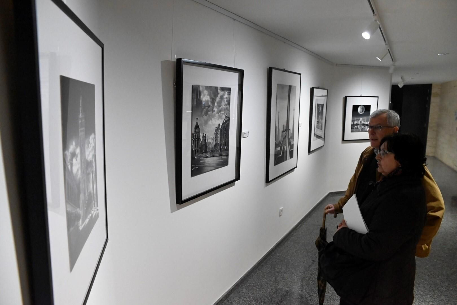 La exposición por los 40 años de trayectoria de José Domínguez en Cajasur, en imágenes