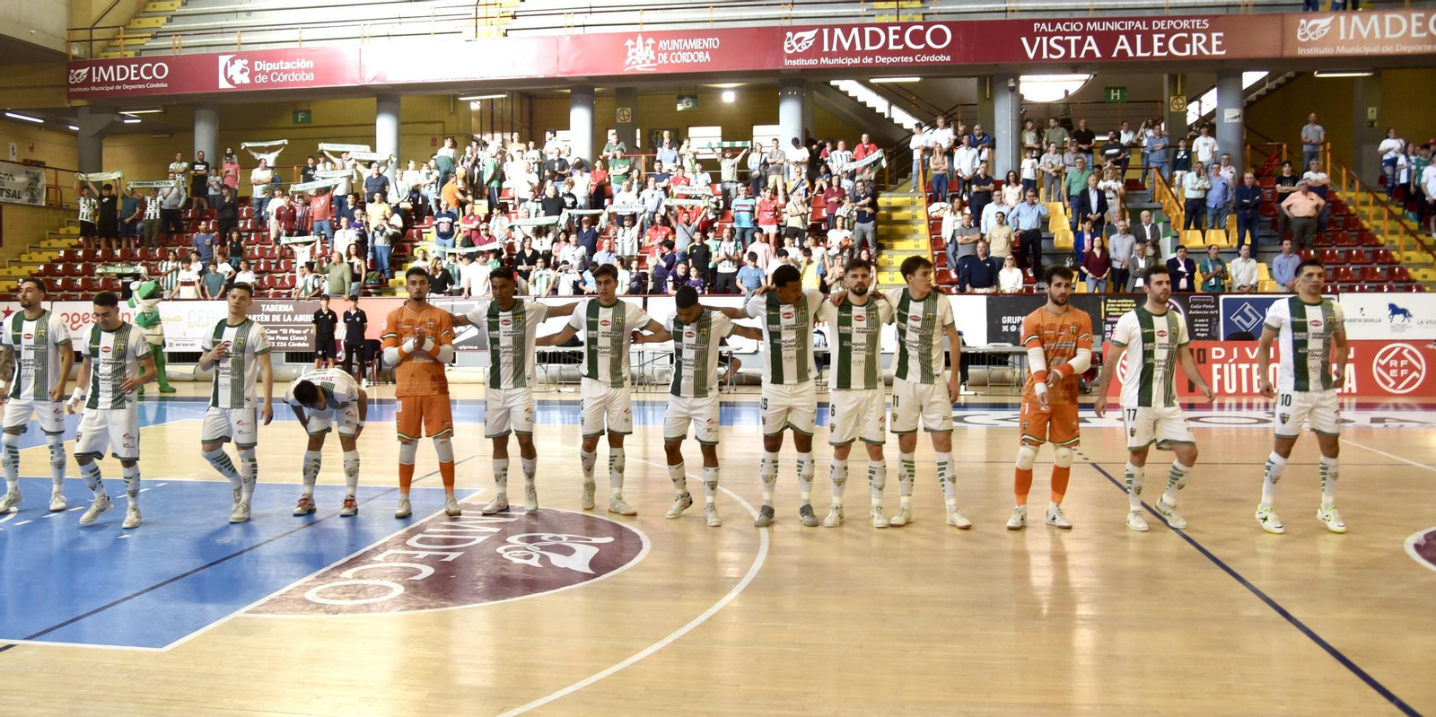 Las mejores fotos del ambiente en Vista Alegre para el Córdoba Futsal - Peñíscola