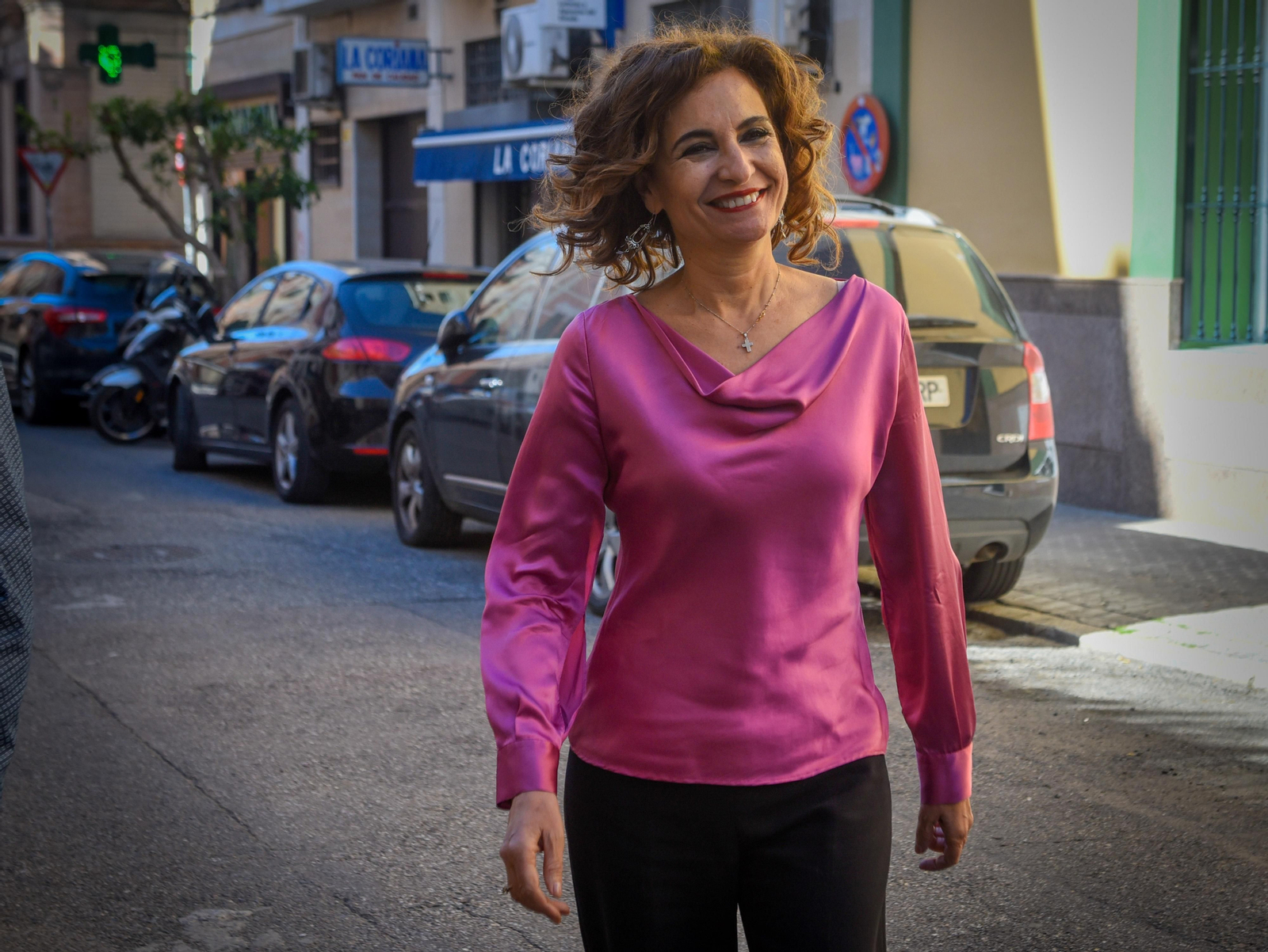 La visita de María Jesús Montero a uno de los talleres de la Asociación Gremial Sevillana de Arte Sacro