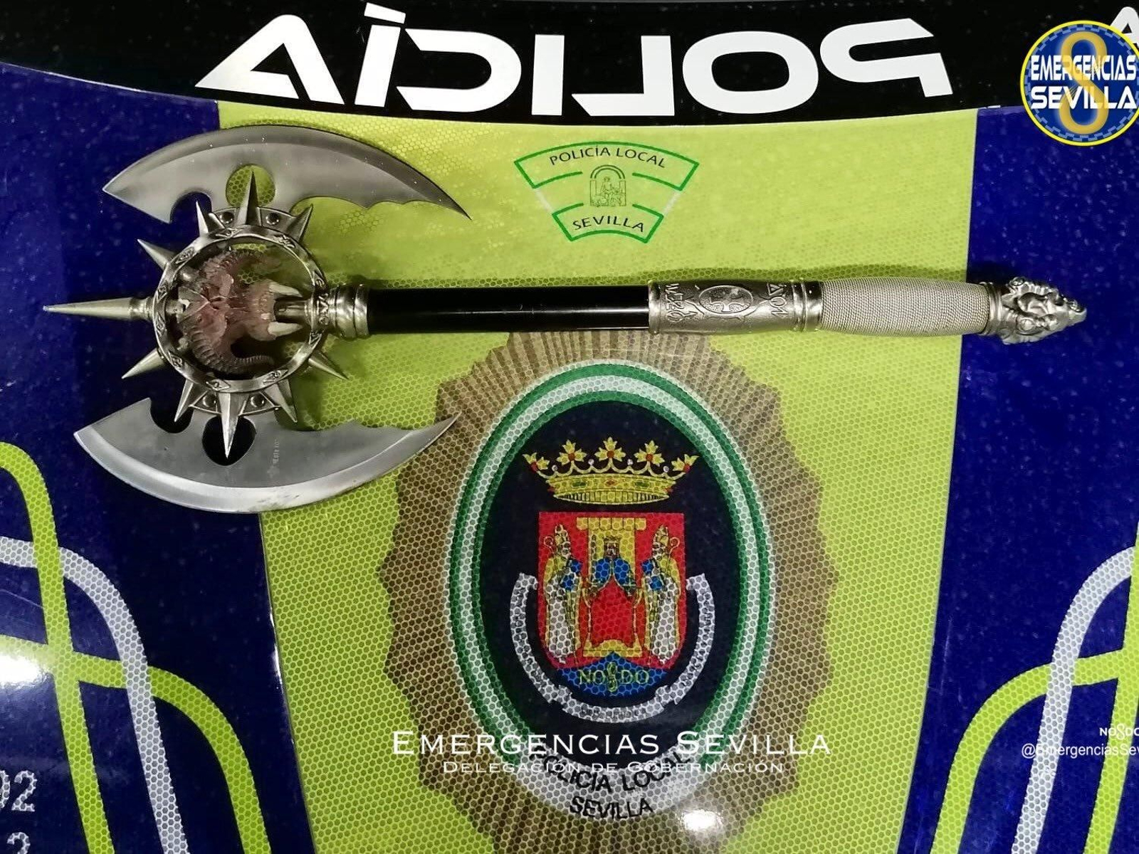 La Policía Local interviene un hacha medieval prohibida en Cerro Amate.