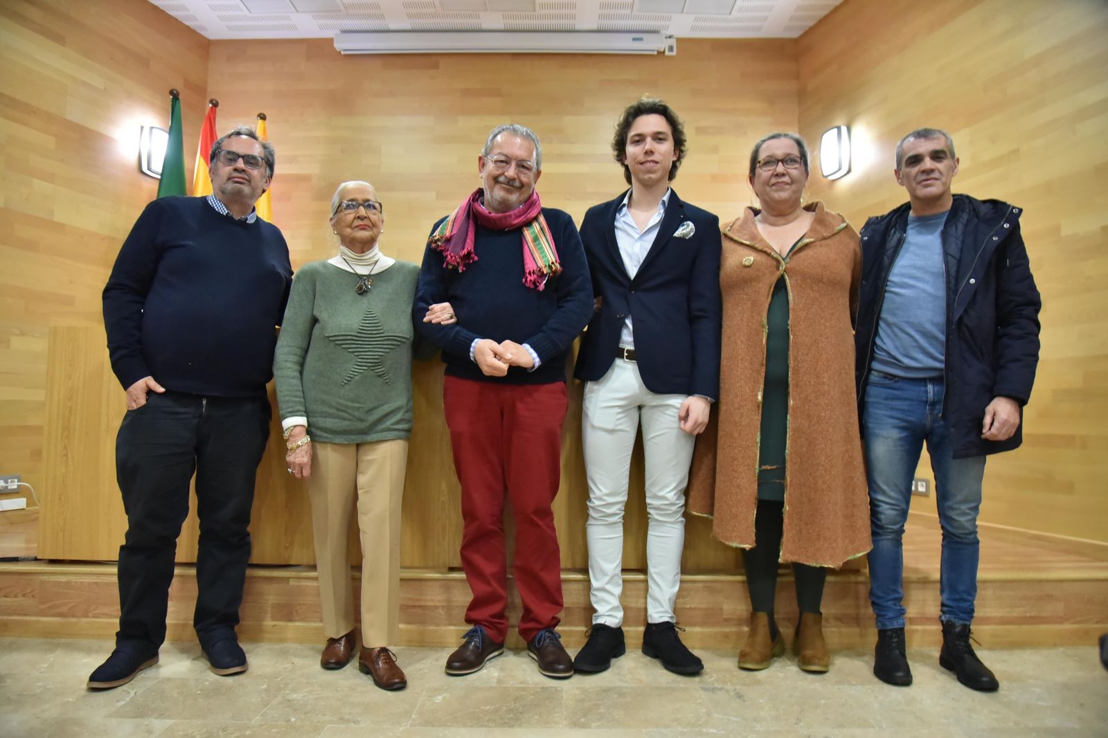 Estanislao Ramírez (tercero por la izquierda), rodeado de familiares de Tobalina y miembros del Ateneo José Román.