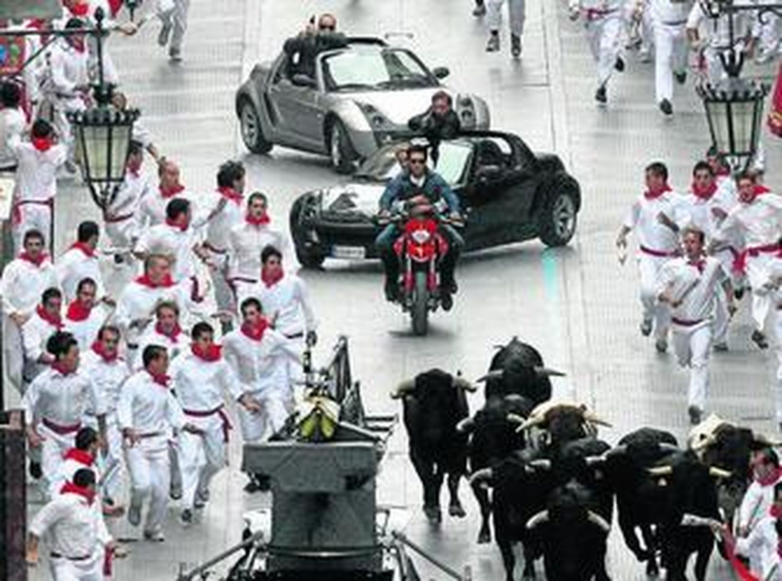 Un momento del rodaje de la película por la calle Ancha, con Tom y Cameron entre los astados.