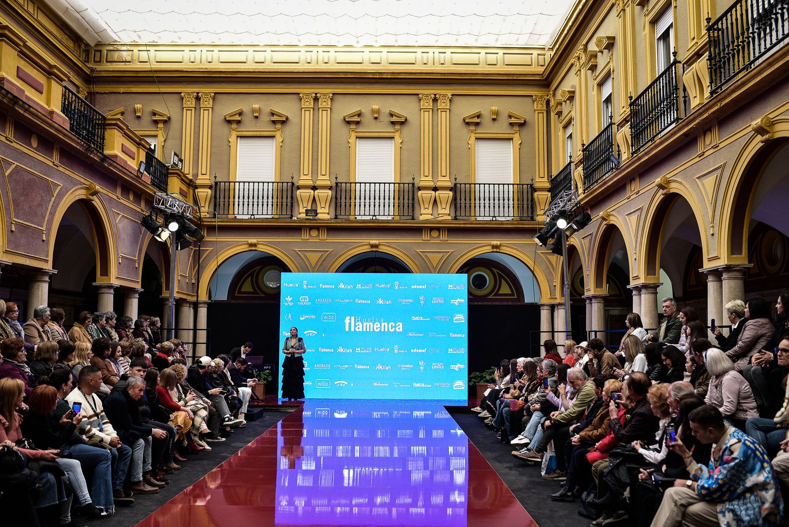 Imágenes de la inauguración de la Pasarela Flamenca en el patio del Ayuntamiento