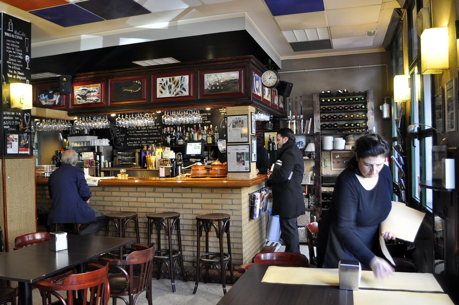 Clientes en un bar de Sevilla.