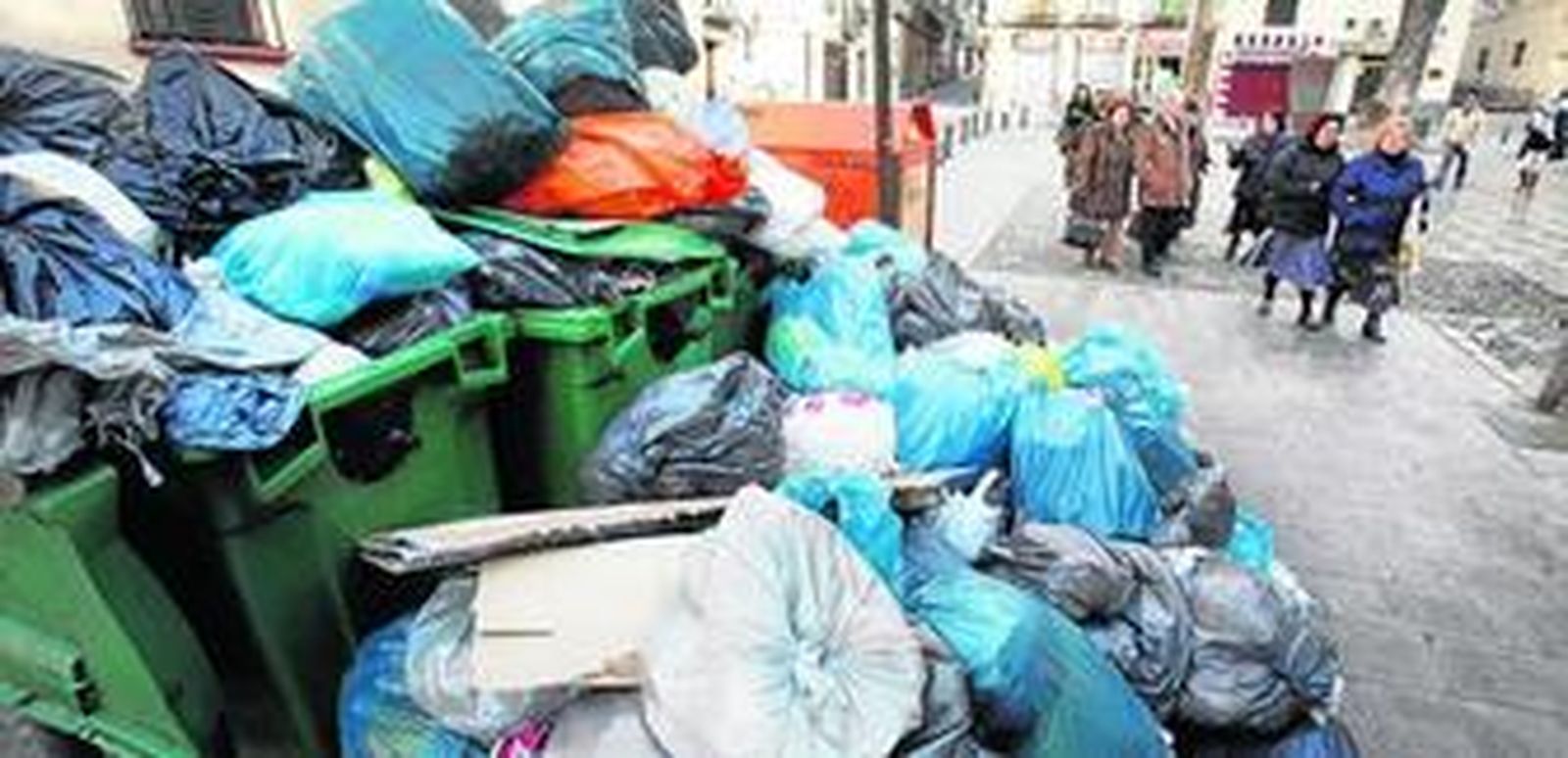 La ciudad acumula ya unas 700 toneladas de residuos en sus calles.