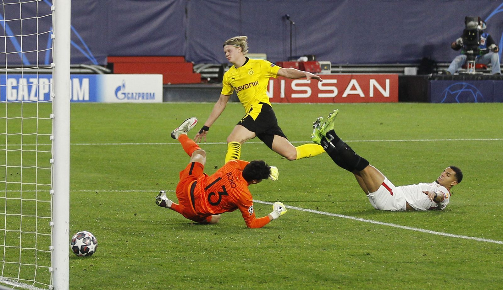 Diego Carlos, en el suelo junto a Haaland en uno de los goles.