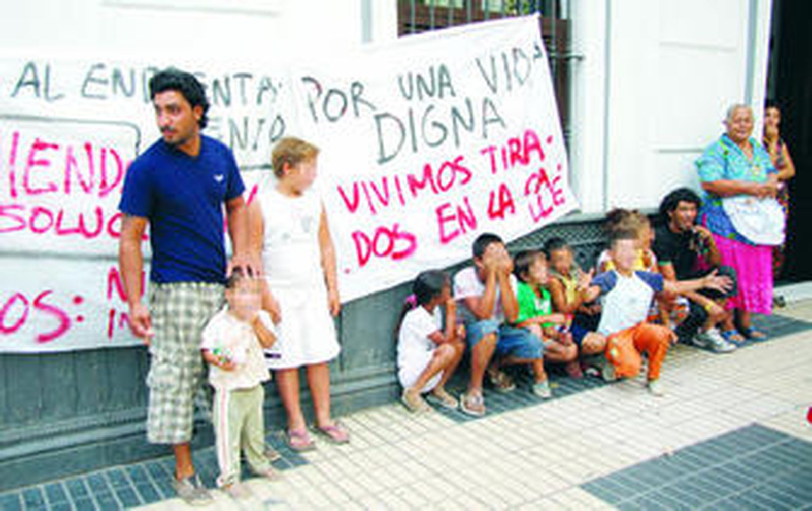 Un grupo de chabolistas espera la salida de sus representantes, ayer en las puertas del Defensor del Pueblo.