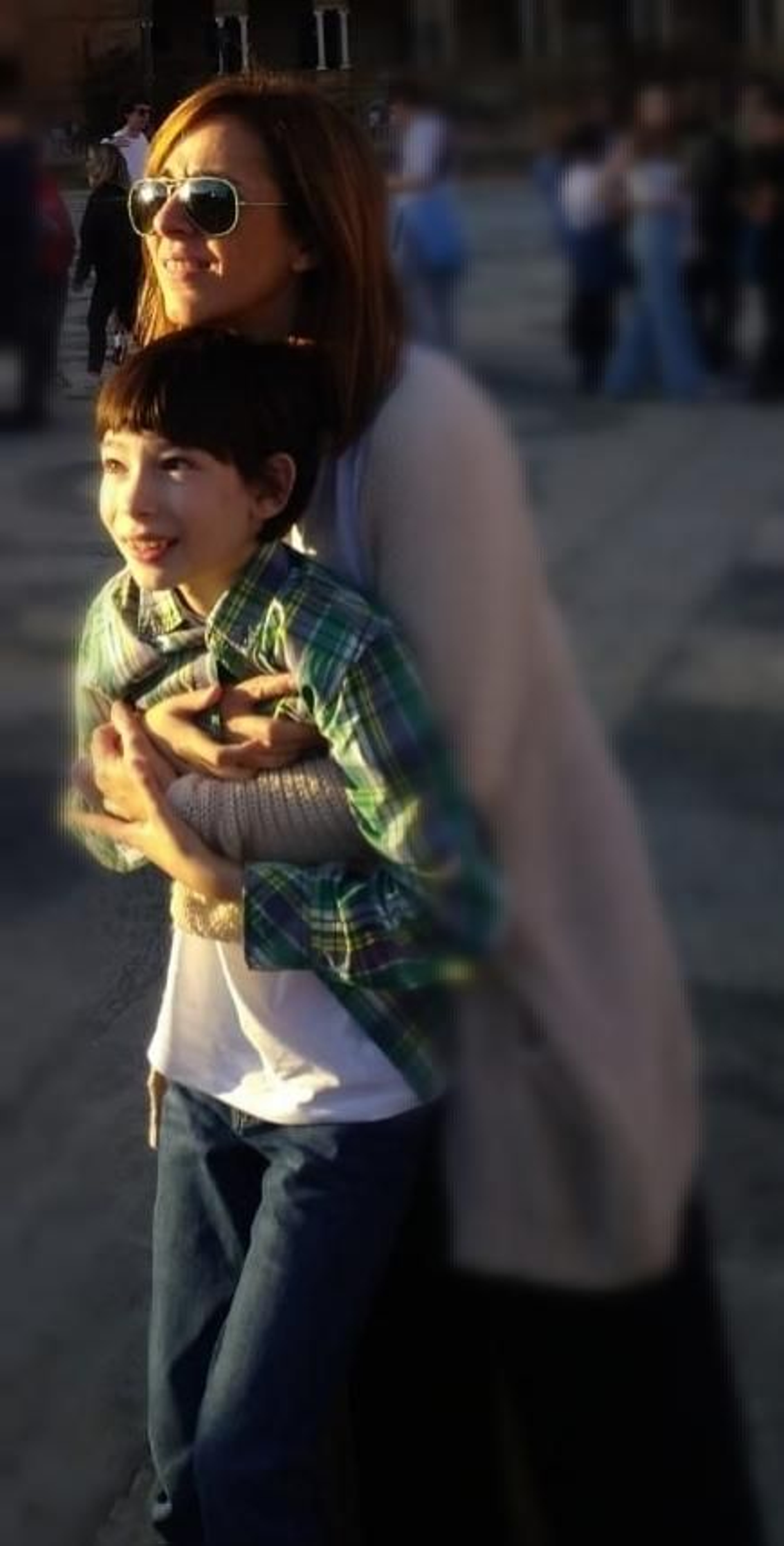 Águeda Pérez, con su hijo.