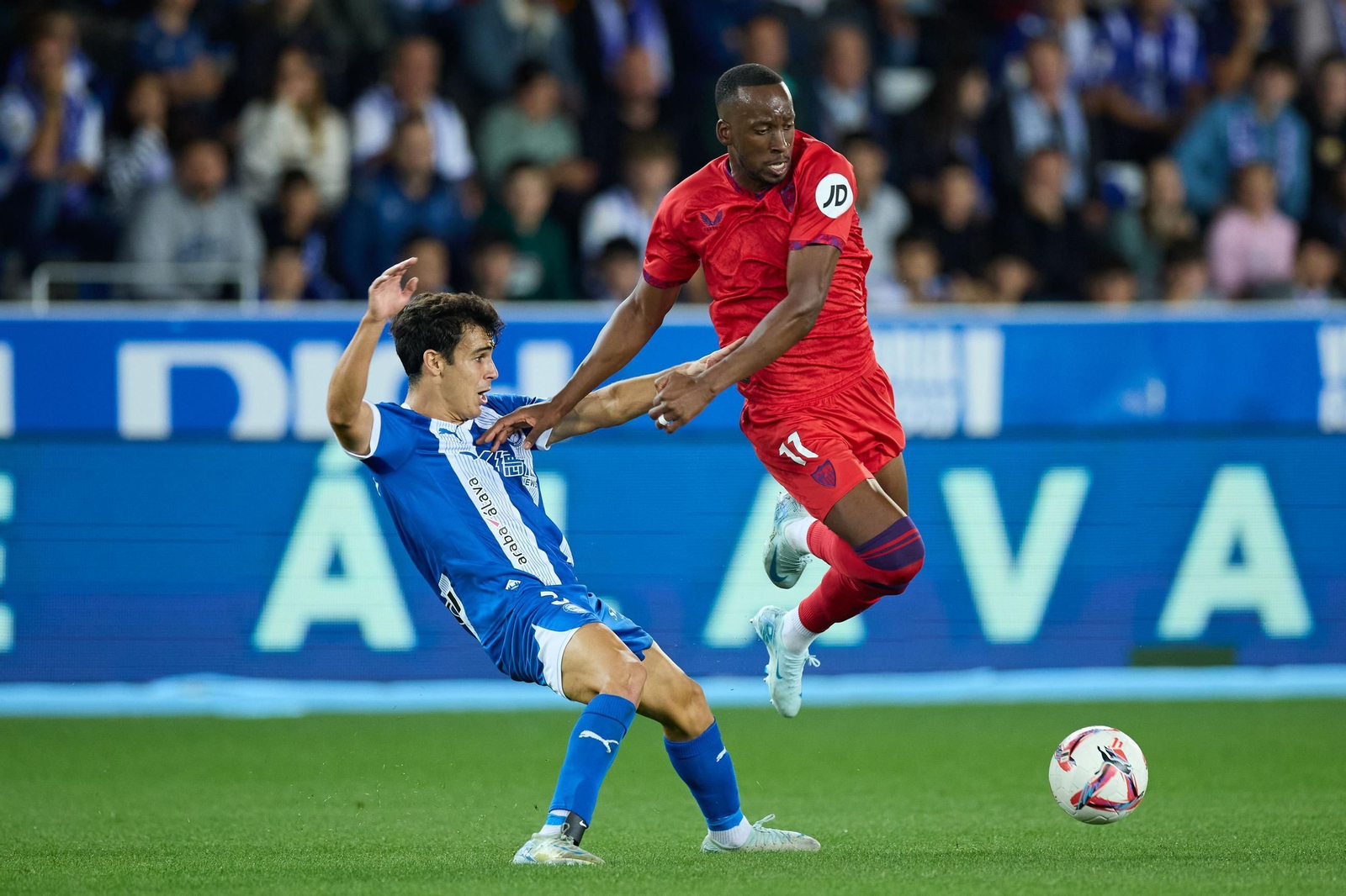 Lukébakio se escapa de Manu Sanchez en una acción del partido.